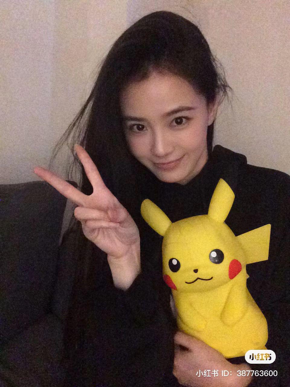 香港人在北京|秘書小莉令姚筱筱Cola成為焦點,她被讚似蔡卓妍。(姚筱筱微博)