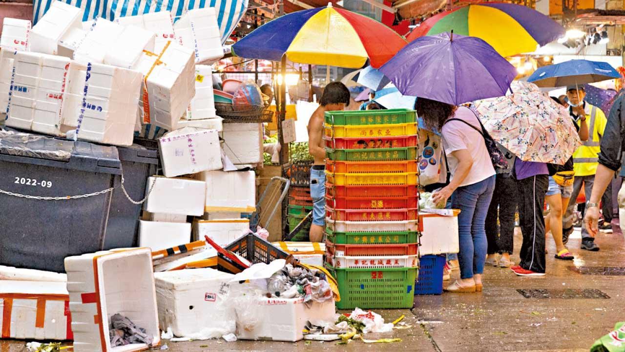 周日起店鋪阻街和非法棄置建築就要罰款6,000元。(資料圖片)