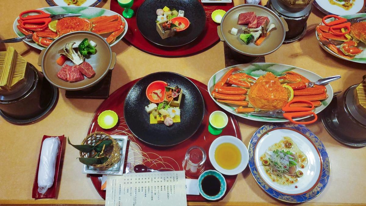 鳥取美食 望湖樓的溫泉大餐可以找到冬季當造松葉蟹、鳥取和牛及東鄉湖特產鬼蜆等,豐富會席料理可以滿足到饕客的口腹之欲!