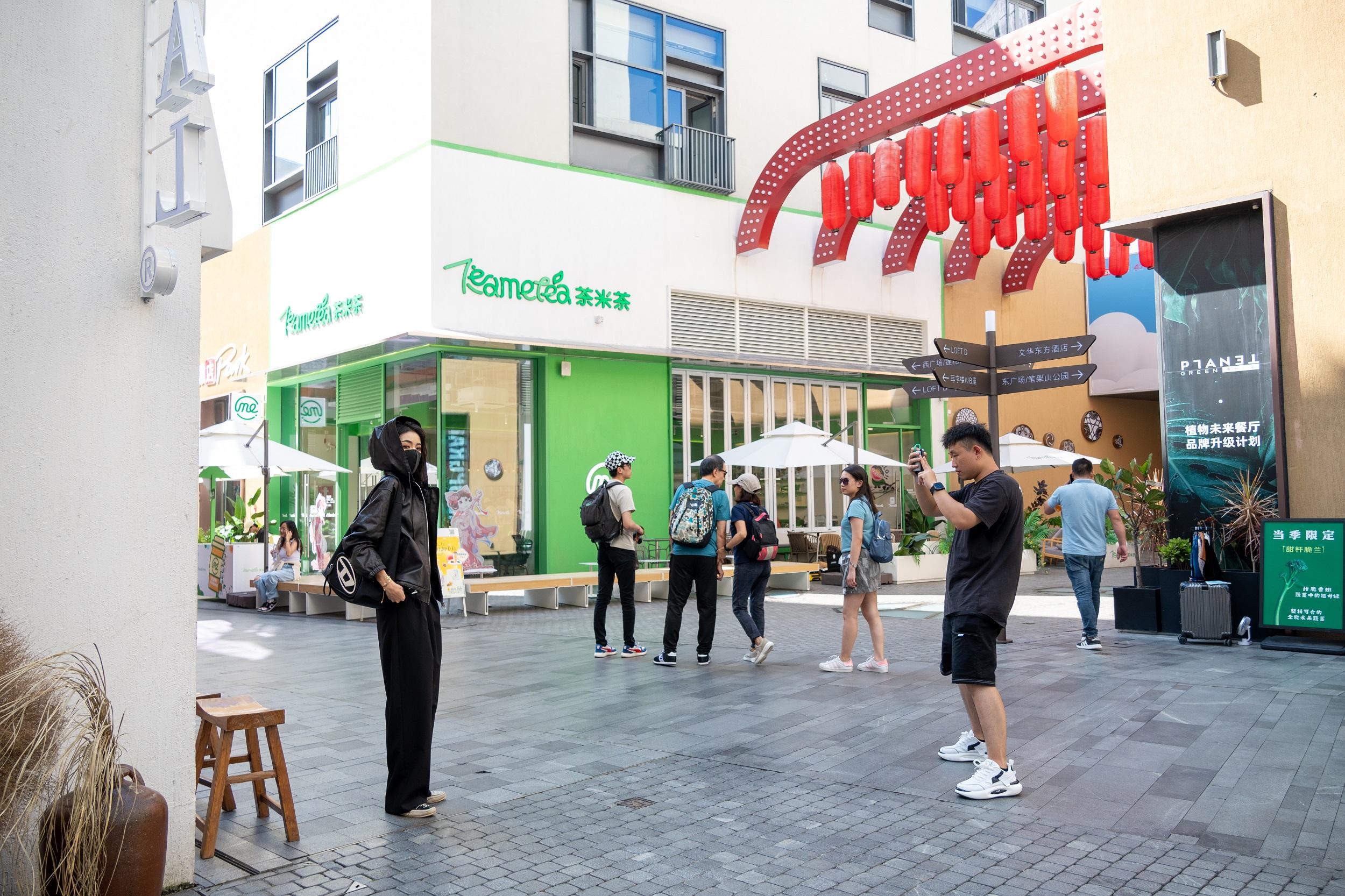 通開後不少港人北上消費。(陳奕釗攝)