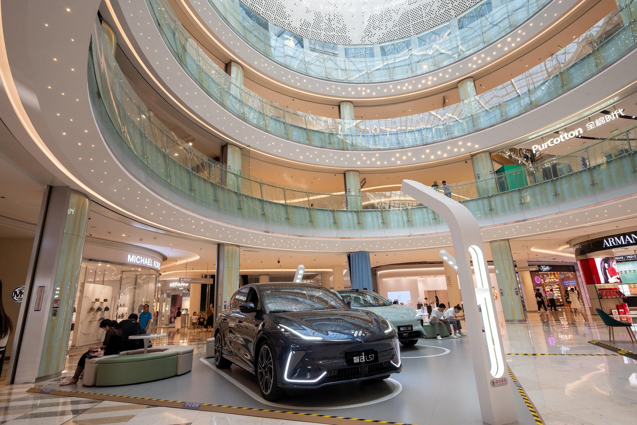 通關後不少港人北上消費。(陳奕釗攝)