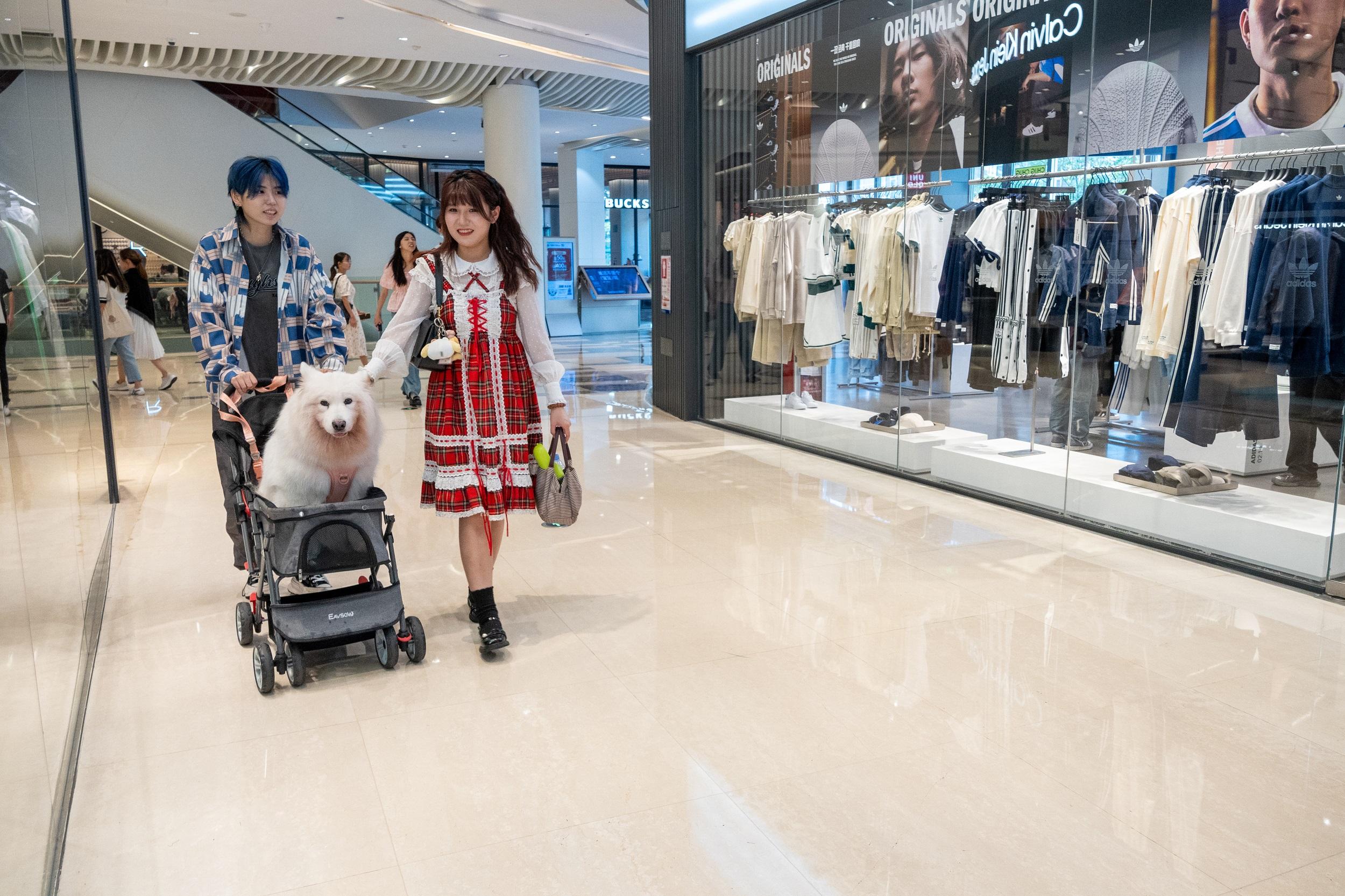 通關後不少港人北上消費。(陳奕釗攝)