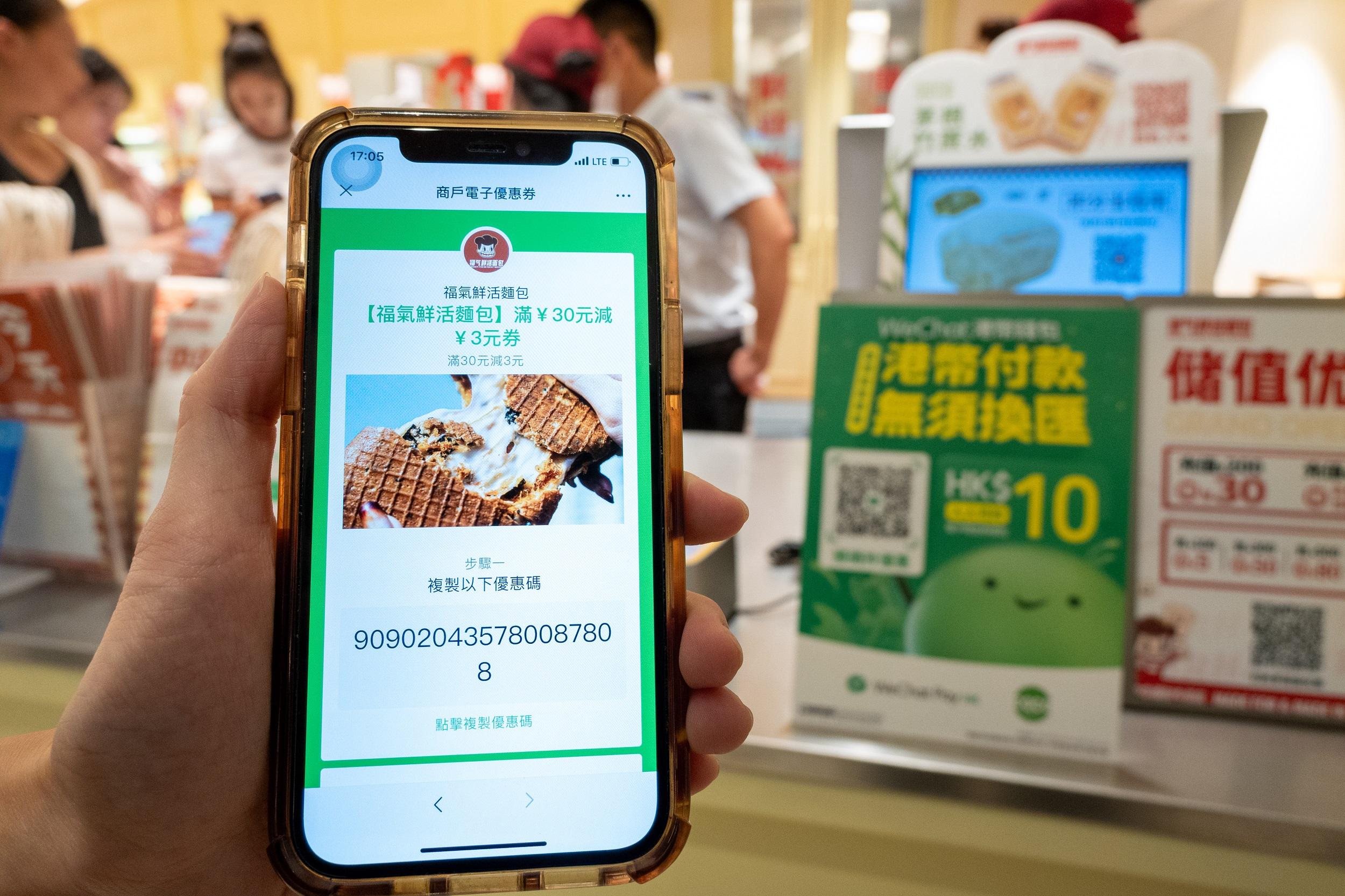 通關後不少港人北上消費。(陳奕釗攝)