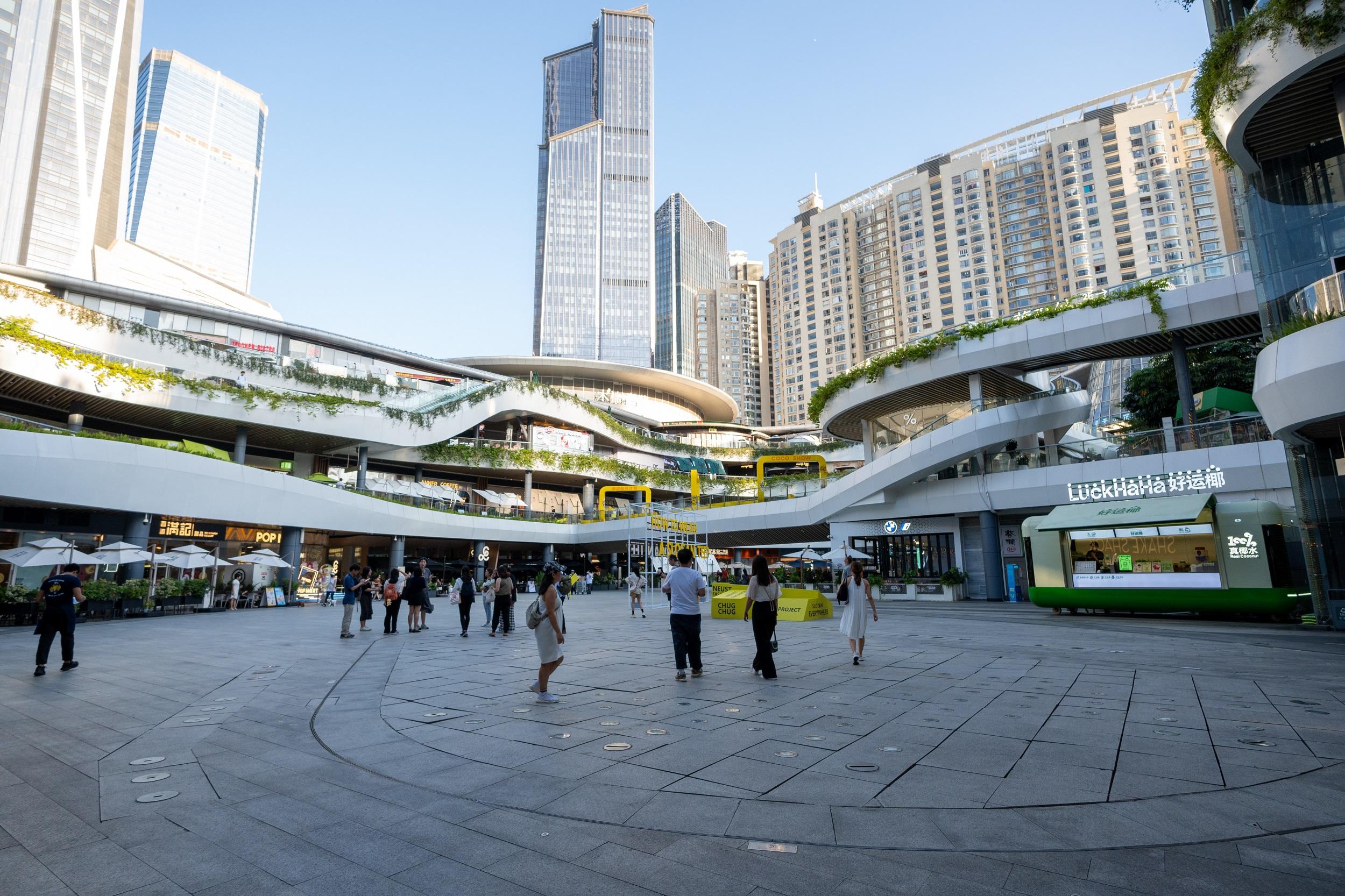 通關後不少港人北上消費。(陳奕釗攝)