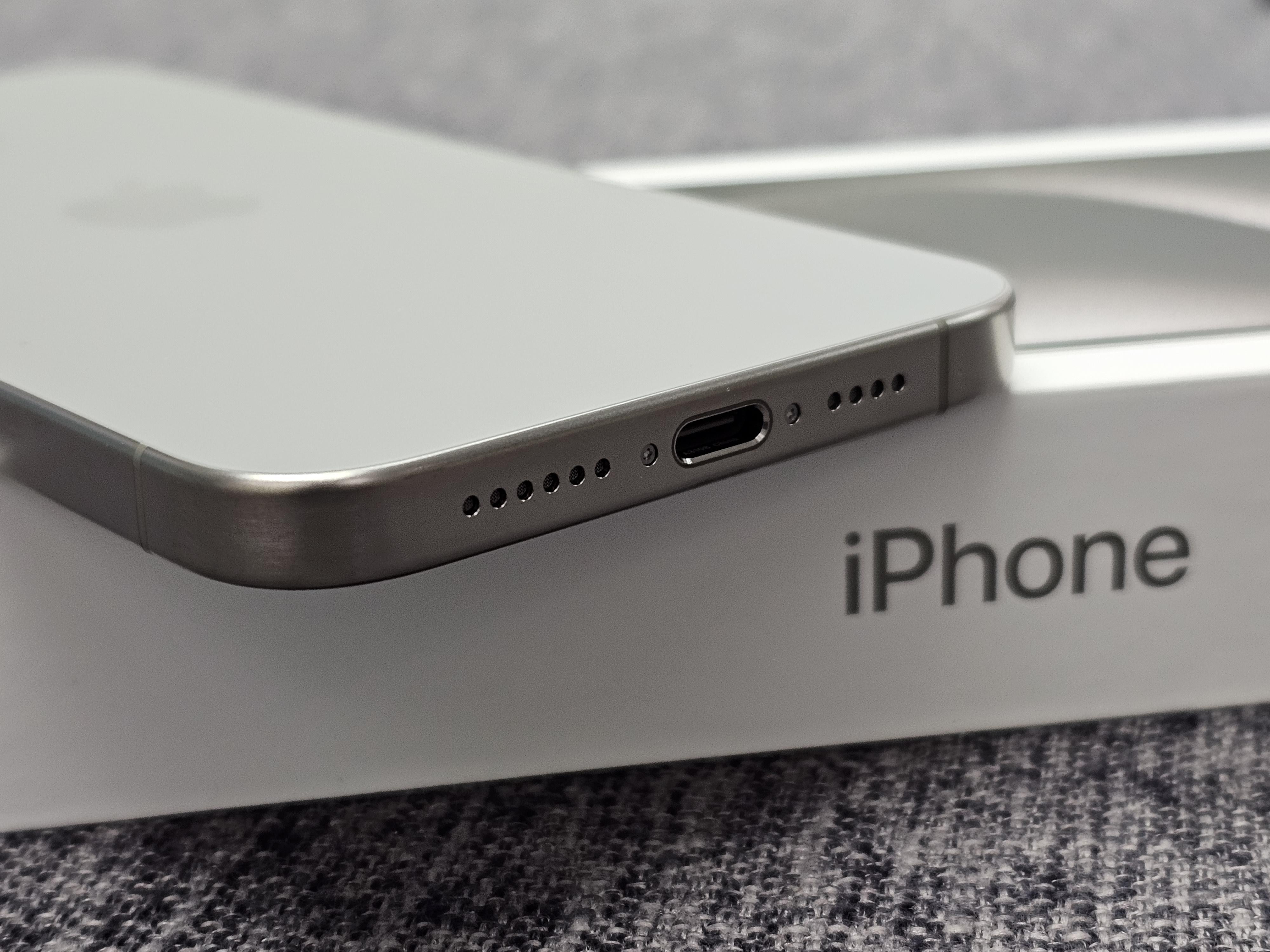 機底為USB-C端子。