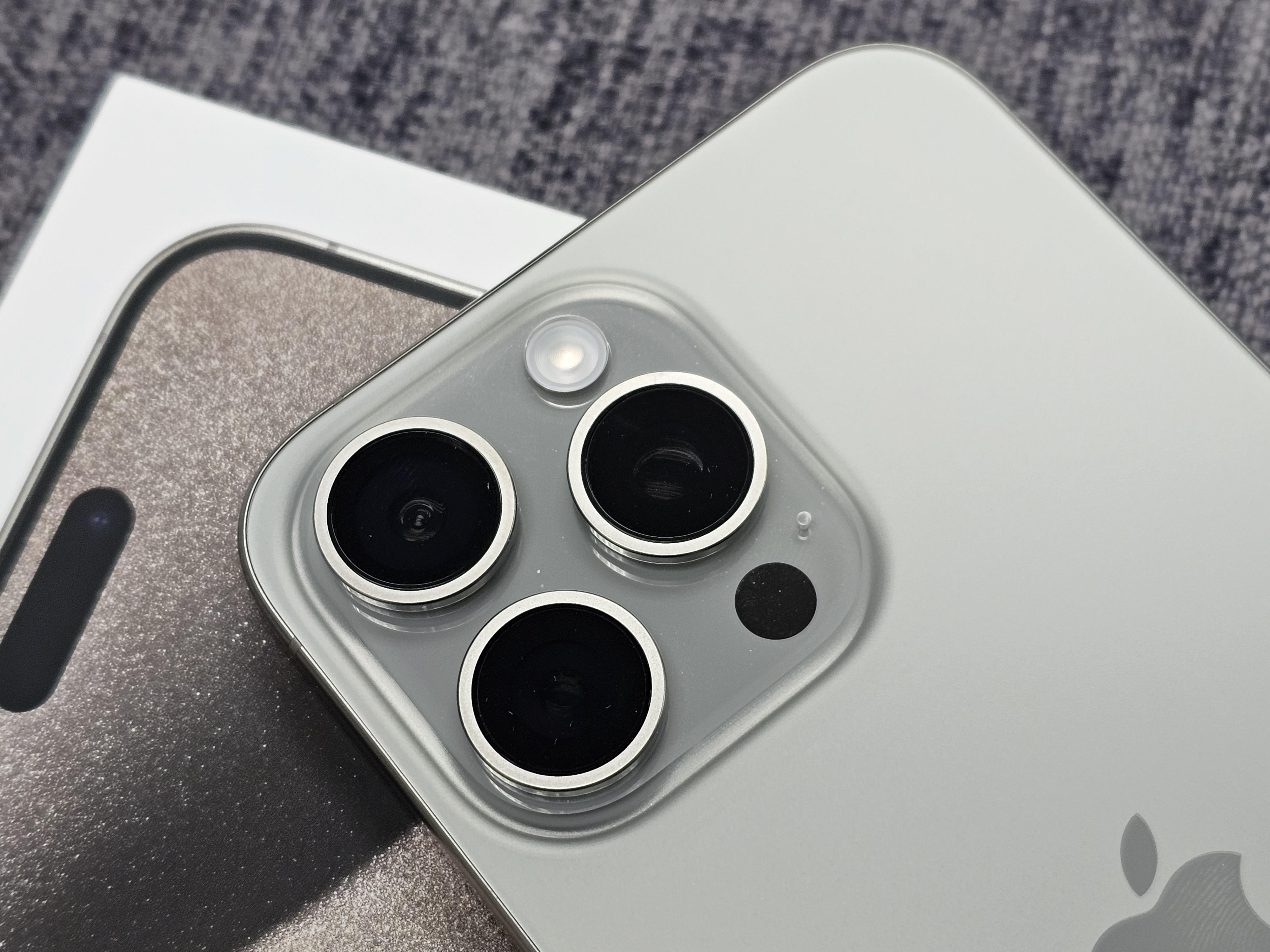 三鏡頭布局,包括48MP像素主鏡,提供24mm、28mm和35mm焦距;具有13mm焦距超廣角和120mm焦距5倍光學變焦遠攝鏡。