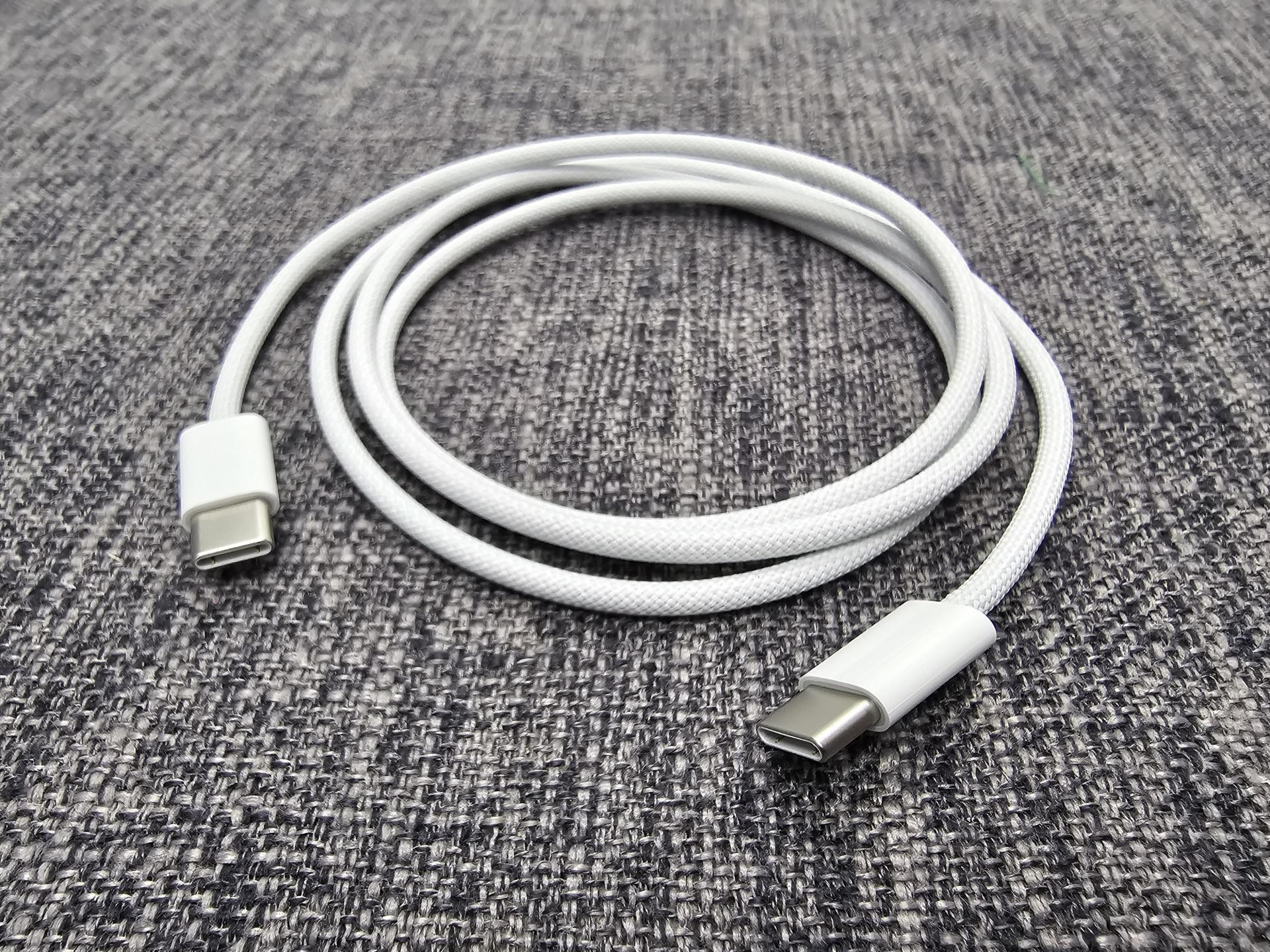 跟機為USB-C接USB-C線,韌性較過往lightning線更高。