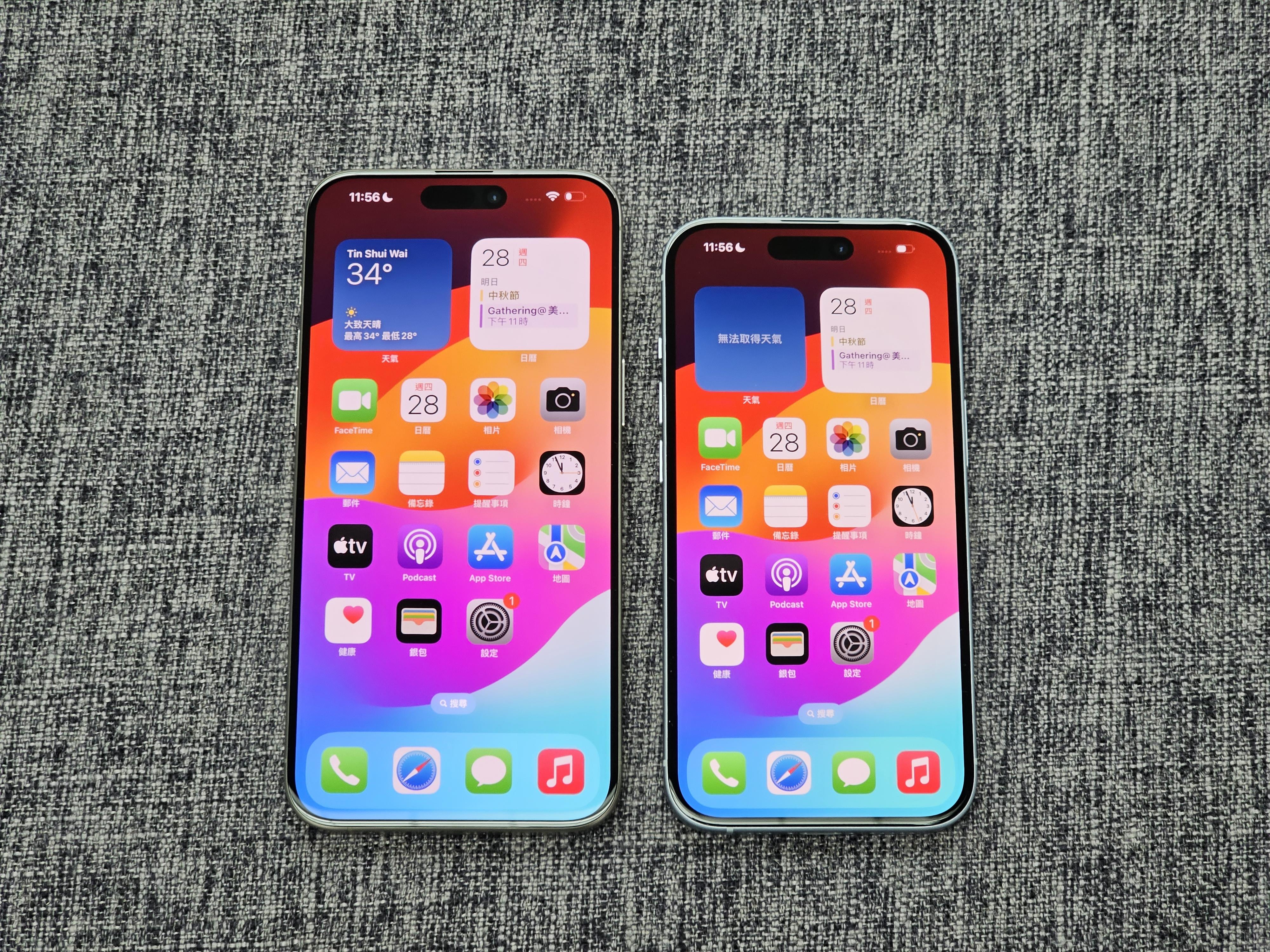 iPhone 15 Pro Max(左)和iPhone 15(右)尺寸對比圖。