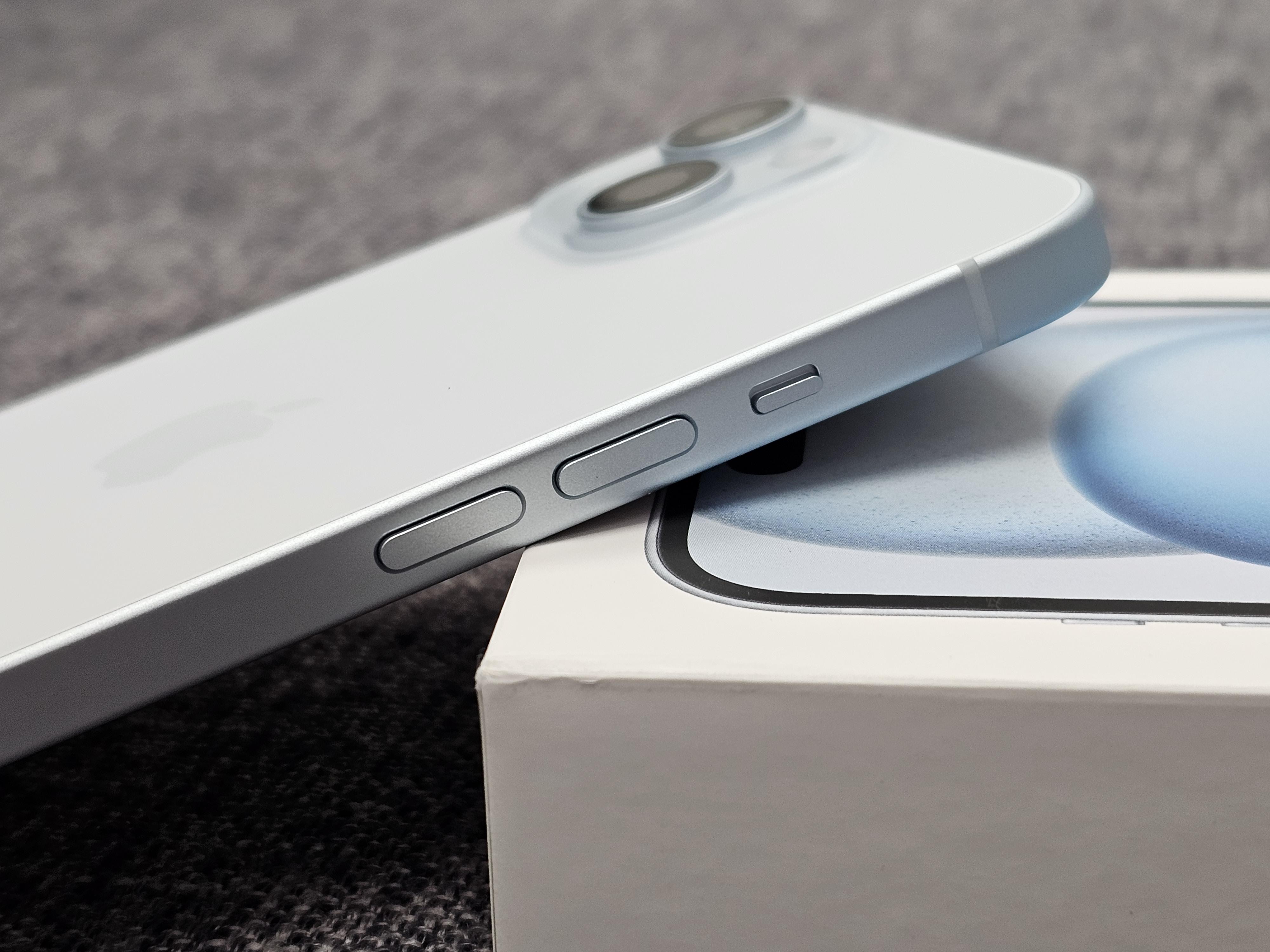 iPhone 15仍採用推鍵的靜音鍵。