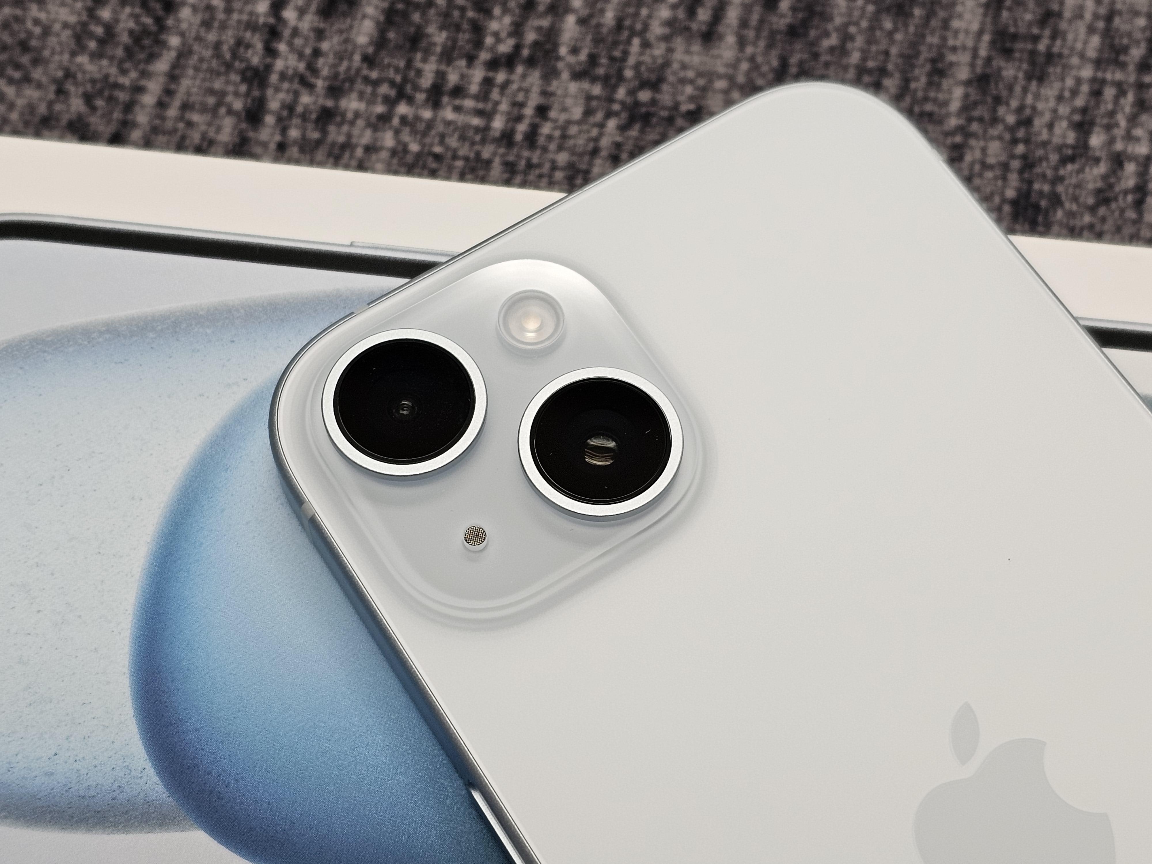 雙鏡頭布局,包括48MP像素主鏡和2倍光學變焦遠攝鏡。