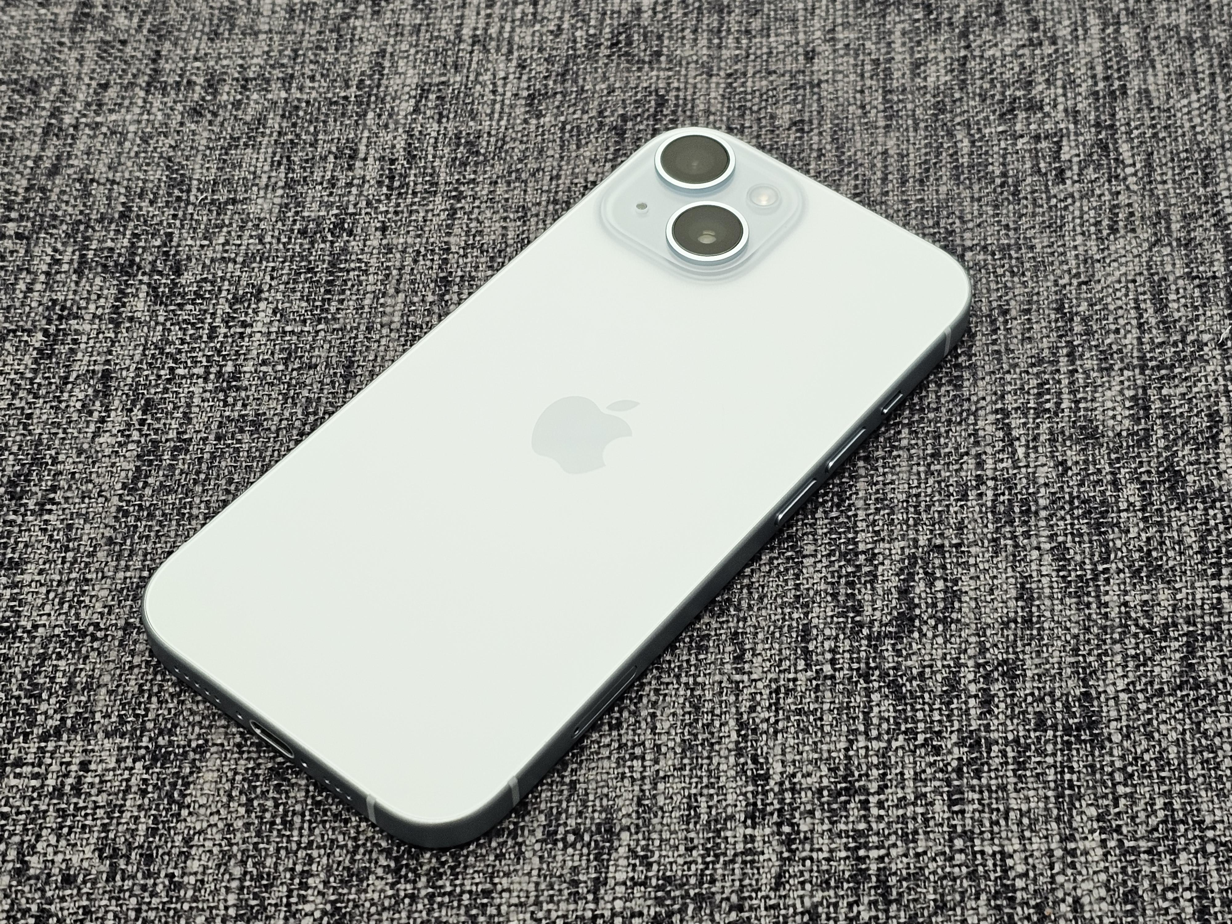 嶄新注色玻璃機背設計,小編試機的是藍色款,實際傾向Tiffany Blue。