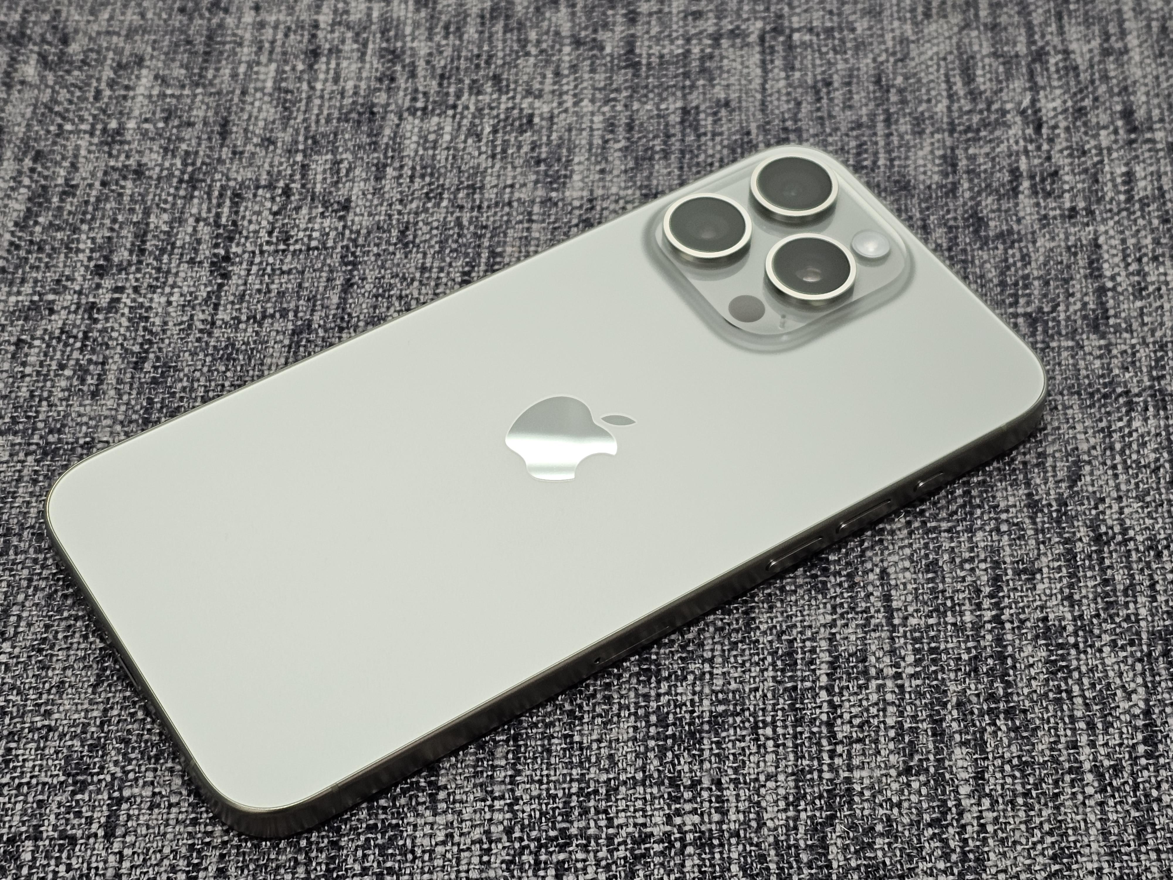 原色鈦金屬呈啞光水泥色調,勁有工業風。