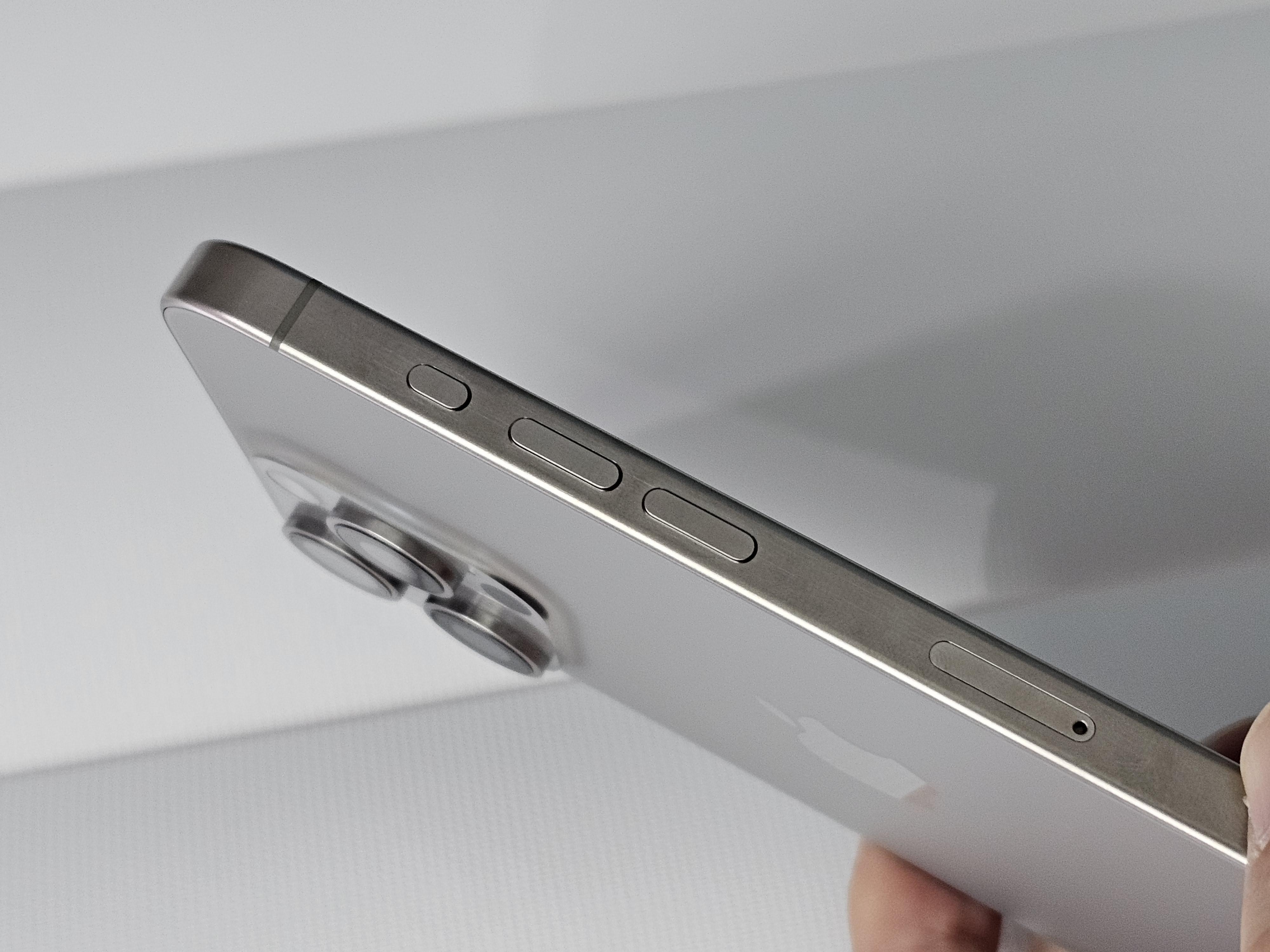 邊框稍易沾上指紋,但觀感不明顯。