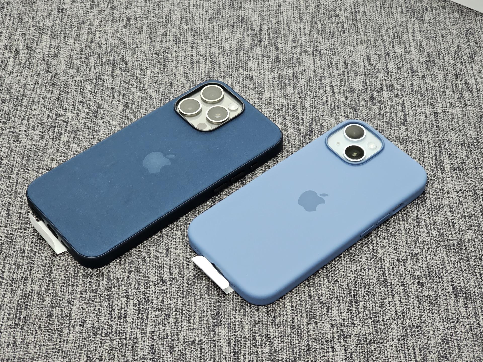 另購原廠MagSafe機殼,Pro Max採用類似絨面質地,標配版沿用矽膠質地。