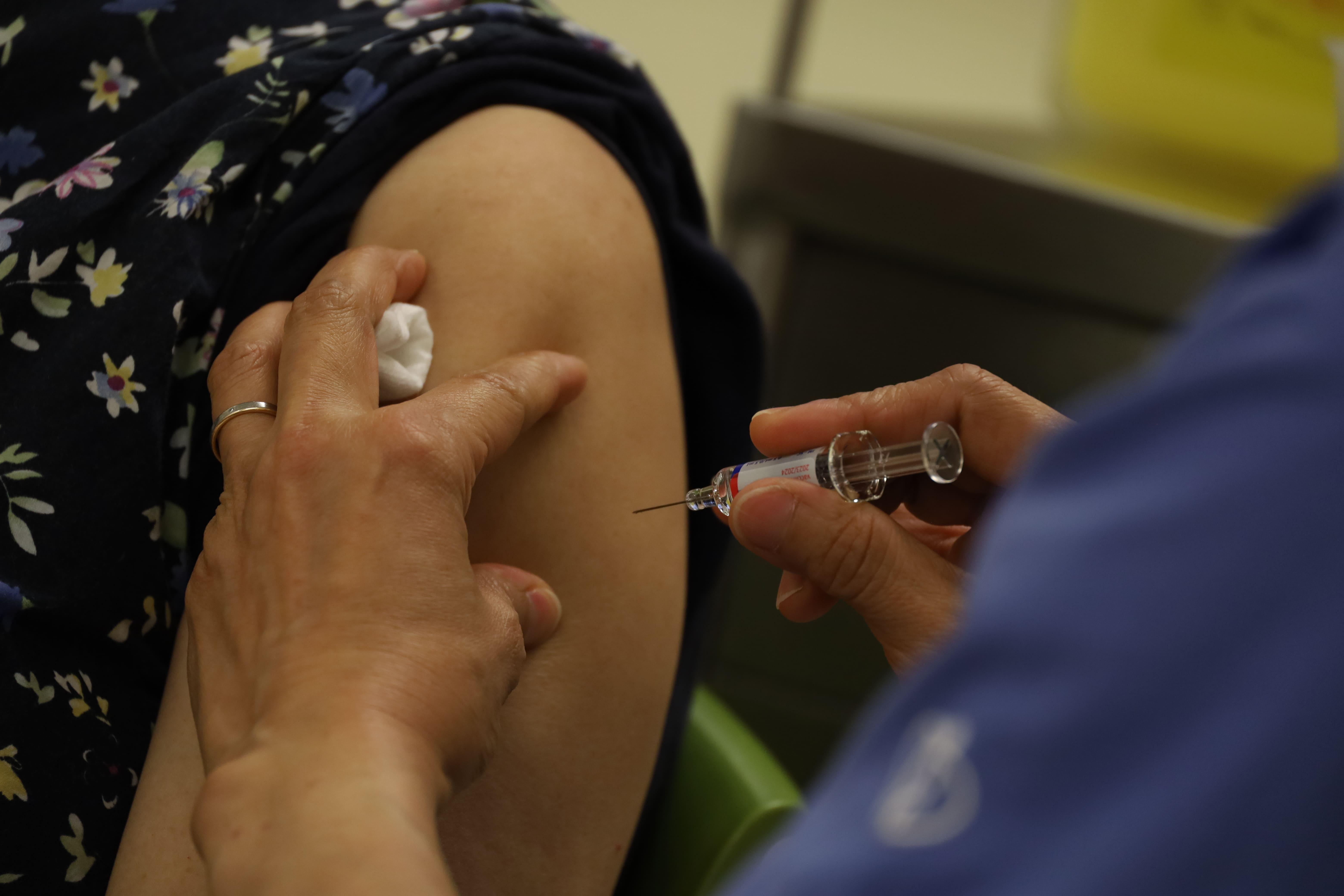 流感疫苗|醫管局明起分階段為合資格人士接種(鍾式明攝)