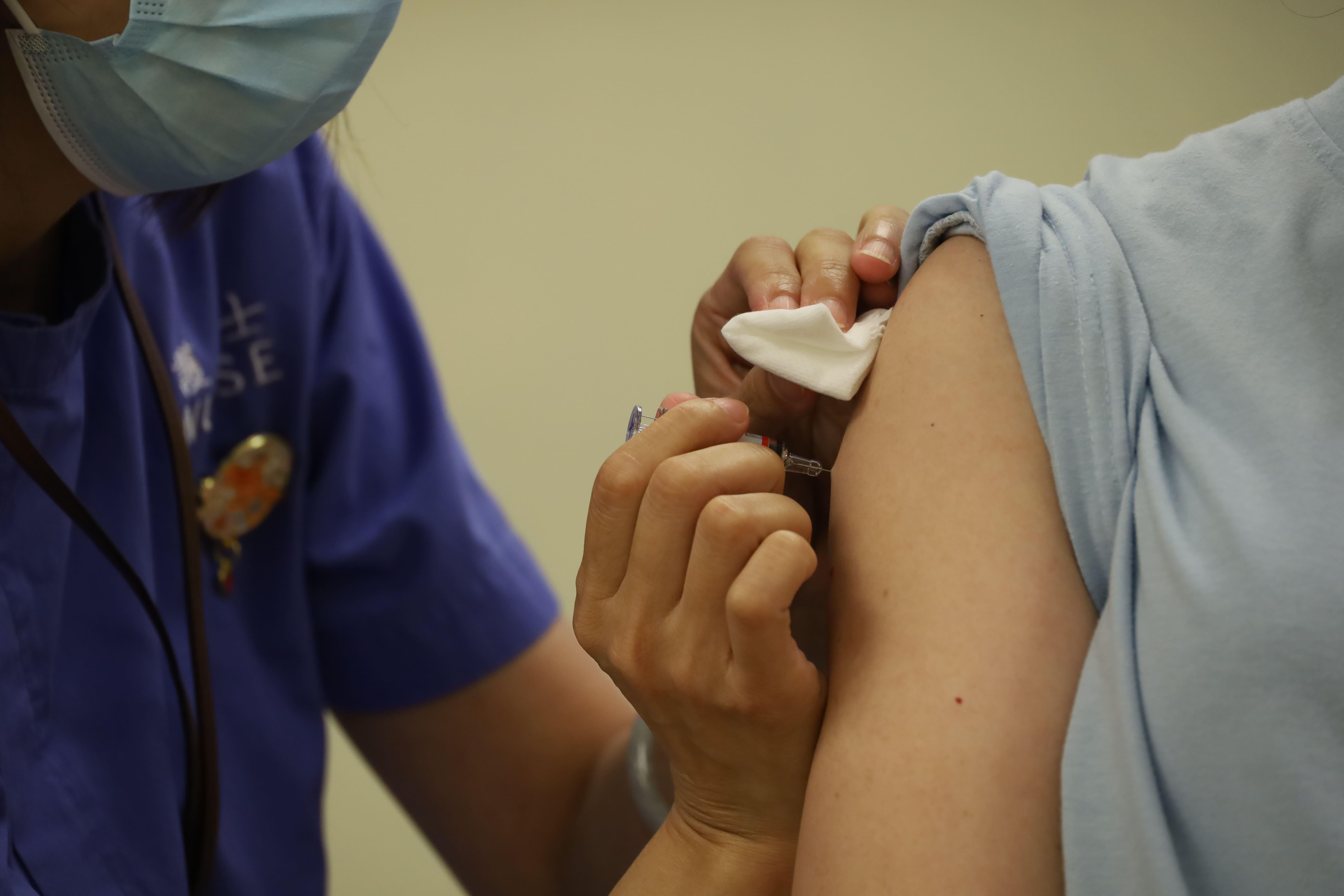 流感疫苗|醫管局明起分階段為合資格人士接種(鍾式明攝)