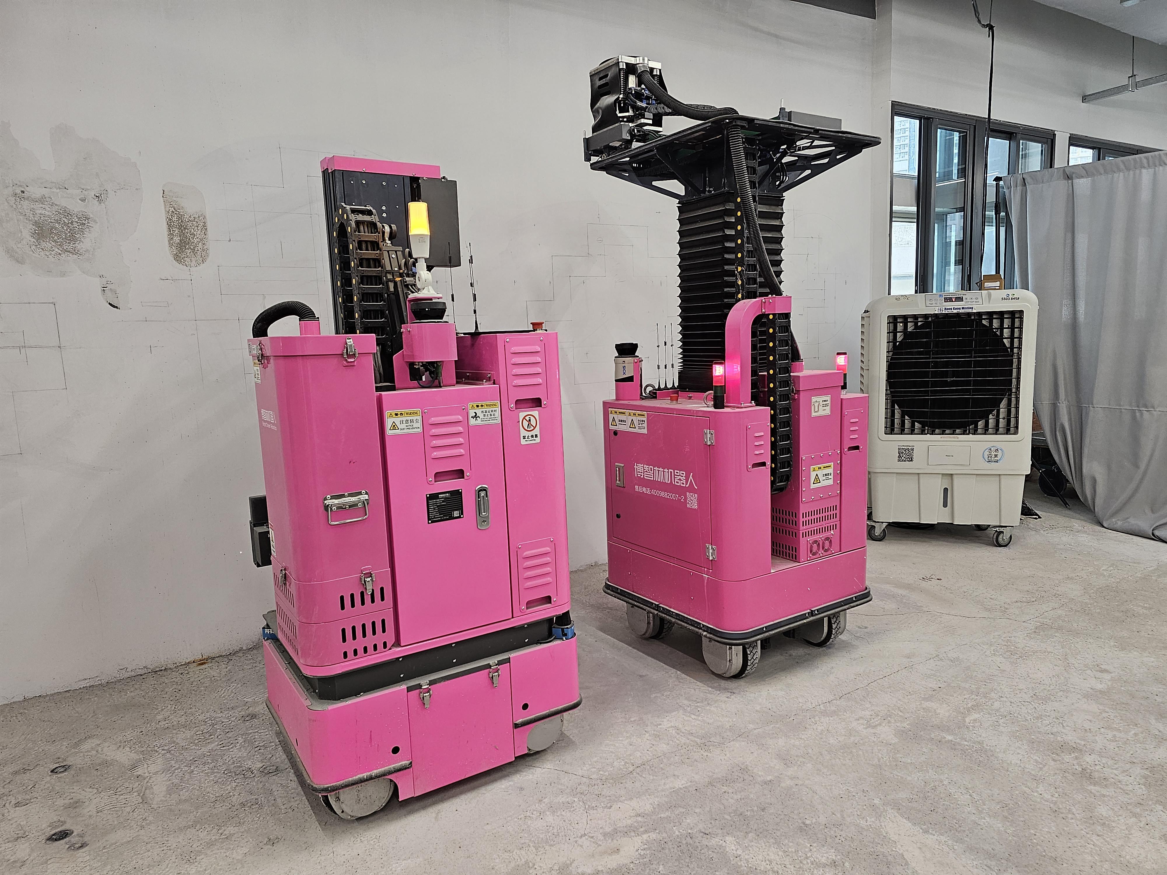 廣東博智林推出的混凝土內牆面打磨(左)和混凝土天花打磨(右)機械人,支援路徑規劃等功能,通過全自動或半自動打磨作業模式,可實現無人全自動打磨修正作業,為後續室內裝修帶來良好基面。