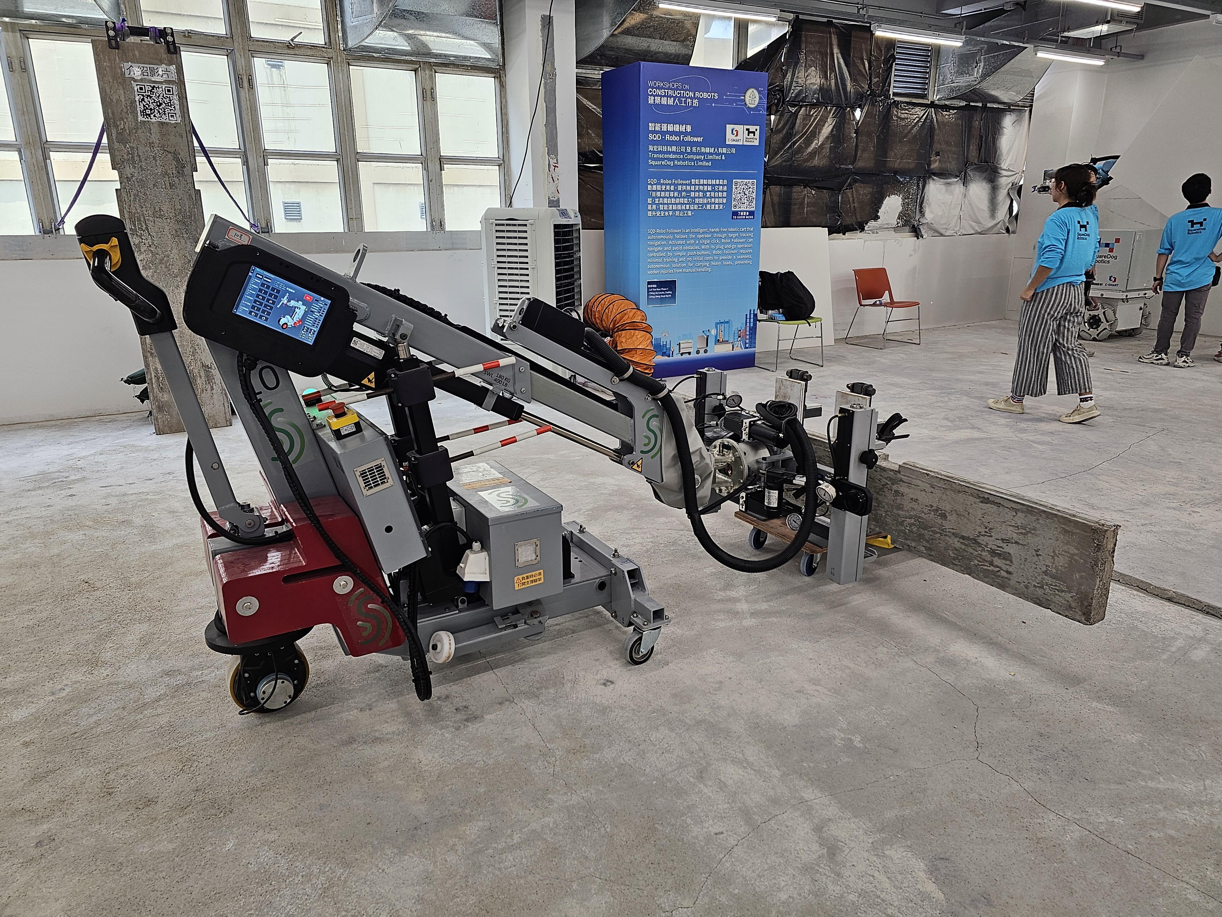 新輝建築創科推出預製板安裝機械人,透過機械臂及抓手設計與多軸同步控制,取代現時建築物內集中人力石屎板提舉及安裝,解決人工作業强度大,勞損和意外風險。