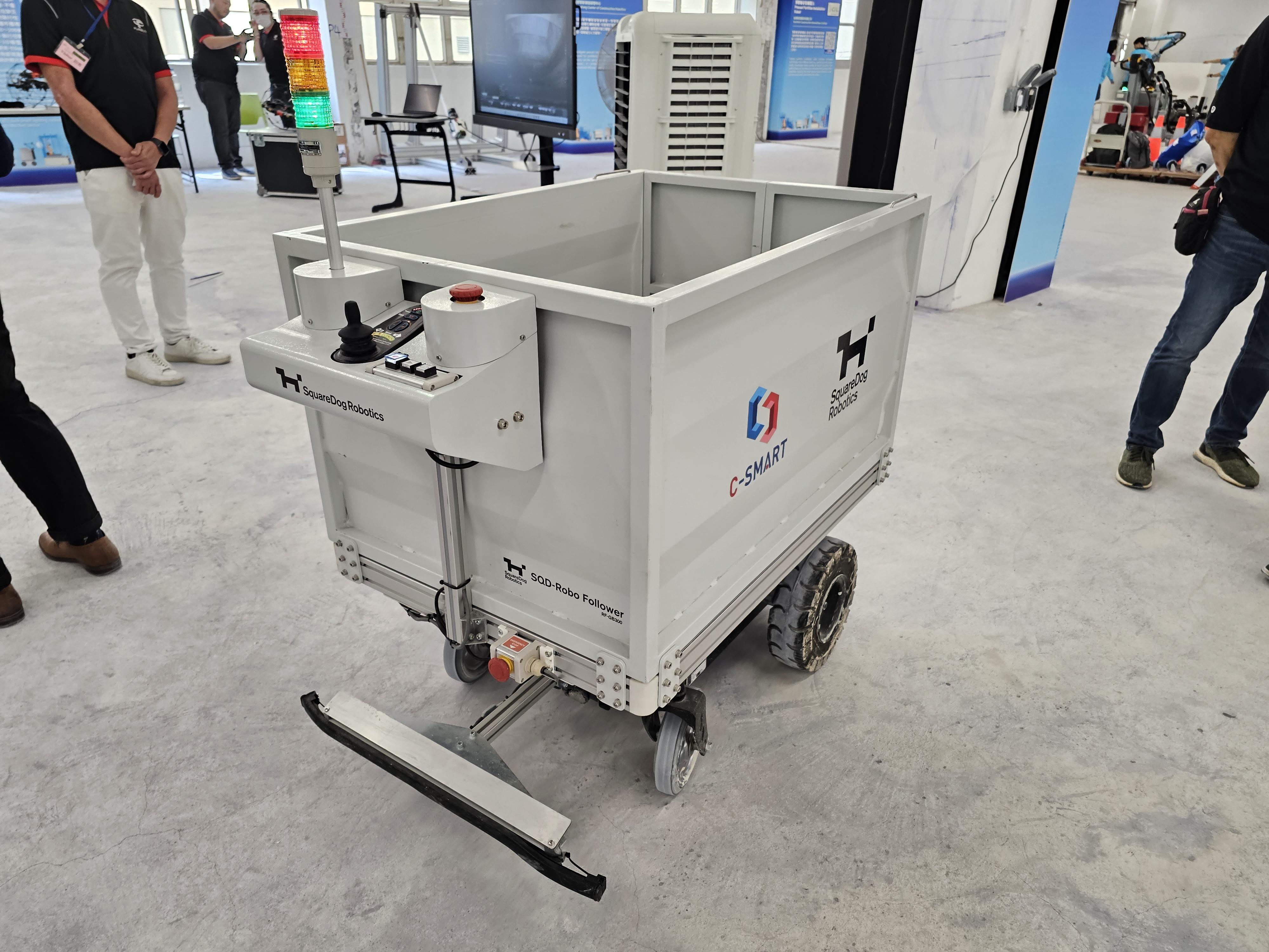 拓方狗推出的智能運輸機械車,具備「目標跟蹤導航」技術,能辨別操作員自動追隨、自動避障和工地礫石地面移動能力,提供最大負載250公斤,取代人力搬運建築物料。