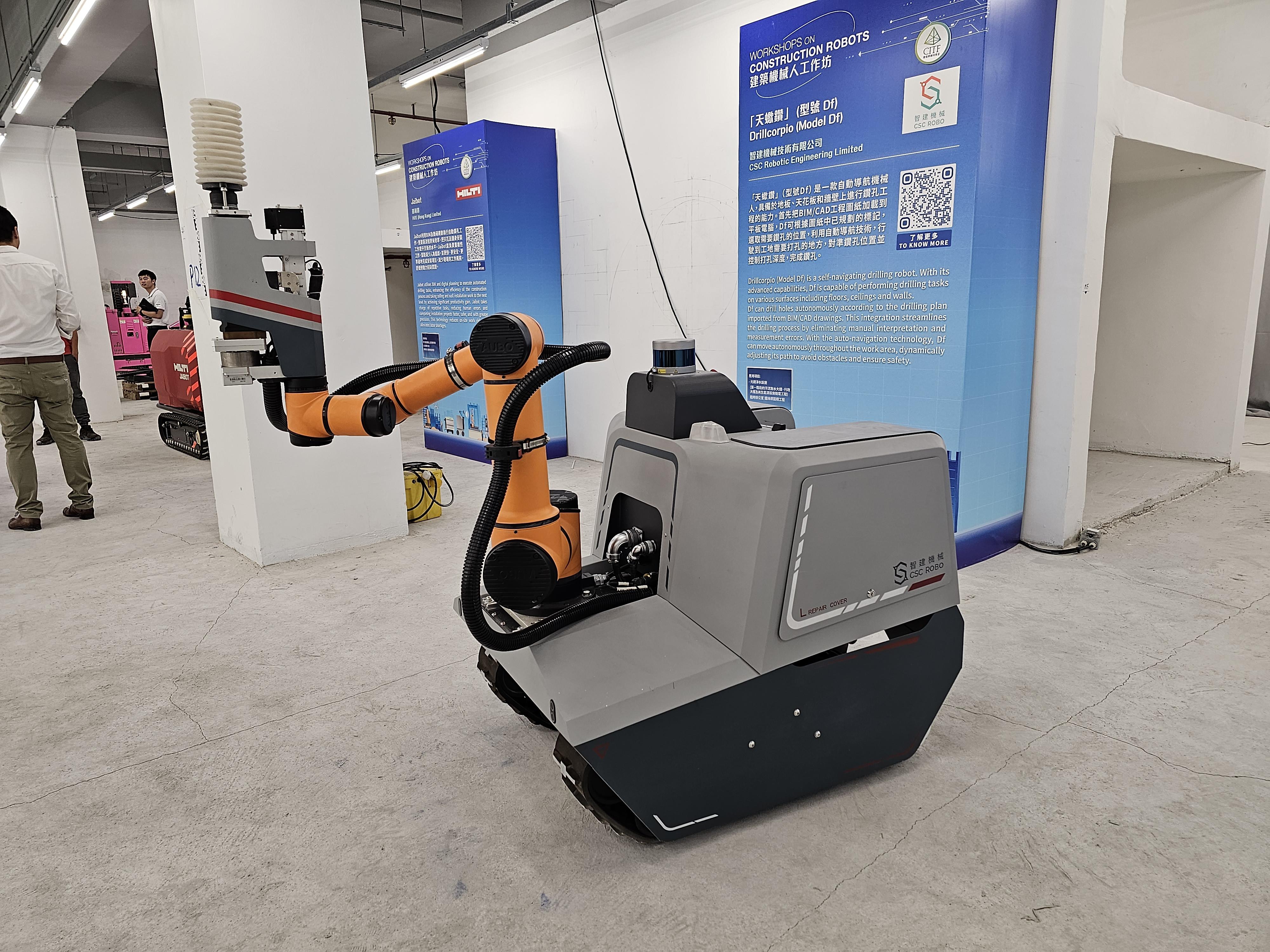 智建機械自行研發「天蠍鑽」改良版Model Df,具備於地板、天花板和牆壁上進行鑽孔工程的能力。只要將BIM/CAD工程圖紙加載到系統,機械人便可根據圖紙中已規劃的標記,選取需要位置精準鑽孔。