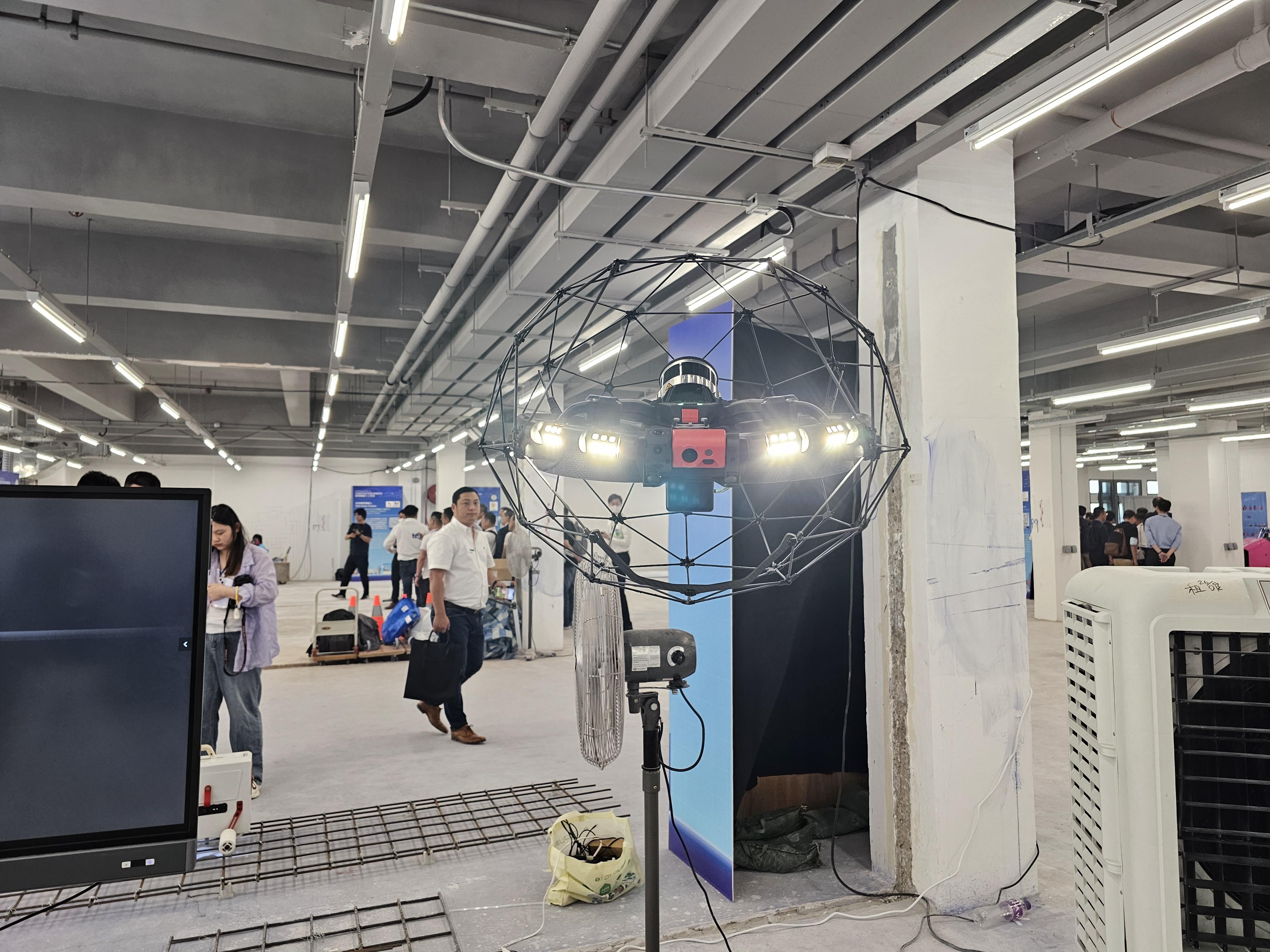 Dronesurvey Asia引入瑞士密閉空間檢測無人機Flyability Elios 3,能透過人工智能模擬定位技術,在缺乏GPS定位情況下,能即時深入密閉空間檢測,實時靈活穩定地執行任務,並且低時延將空間實況圖傳,還可加裝有毒氣體檢測裝置,適合作渠道勘探。