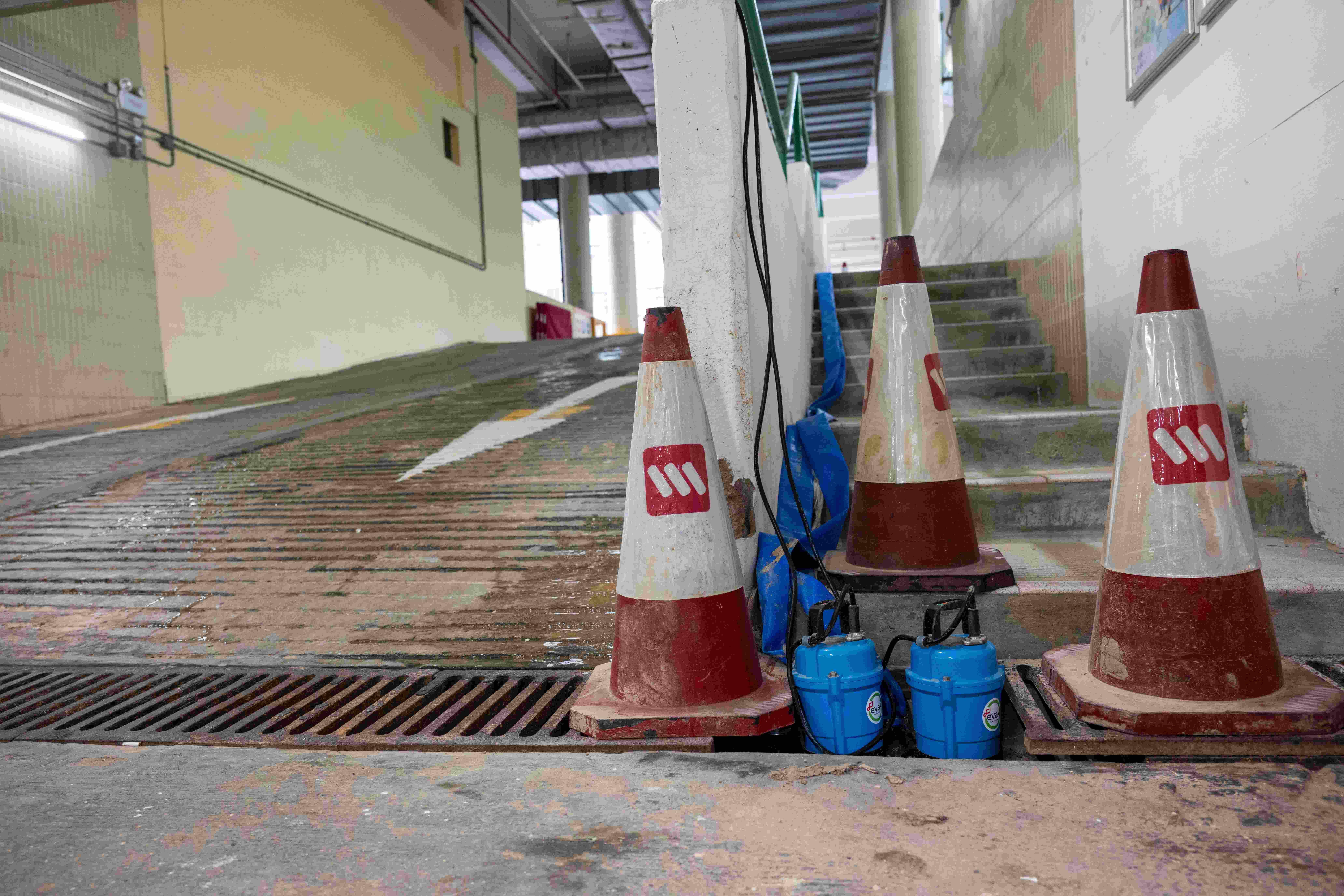柴灣 颱風小犬襲港柴灣環翠停車場裝上擋水板及沙包 颱風 小犬