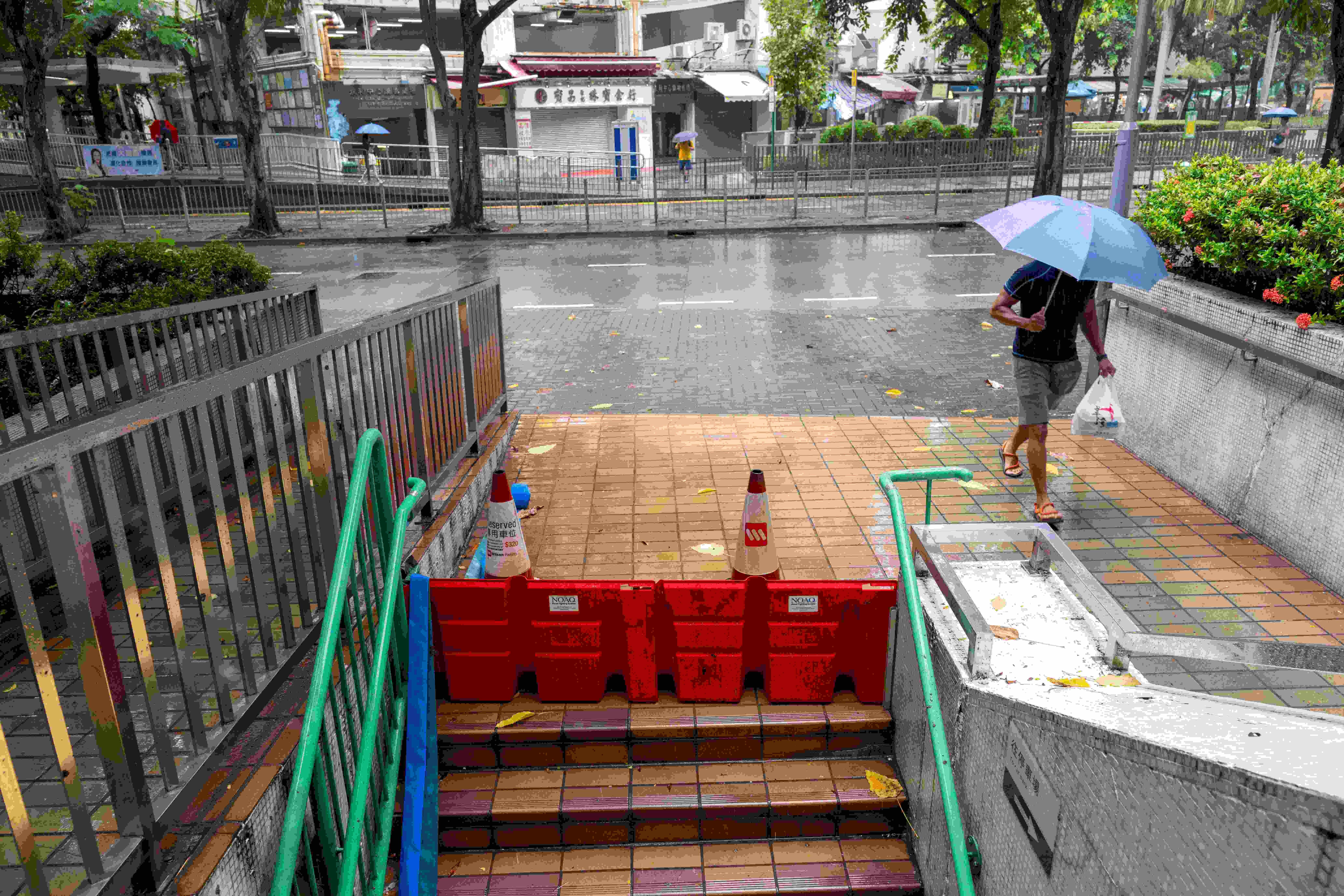 柴灣 颱風小犬襲港柴灣環翠停車場裝上擋水板及沙包 颱風 小犬