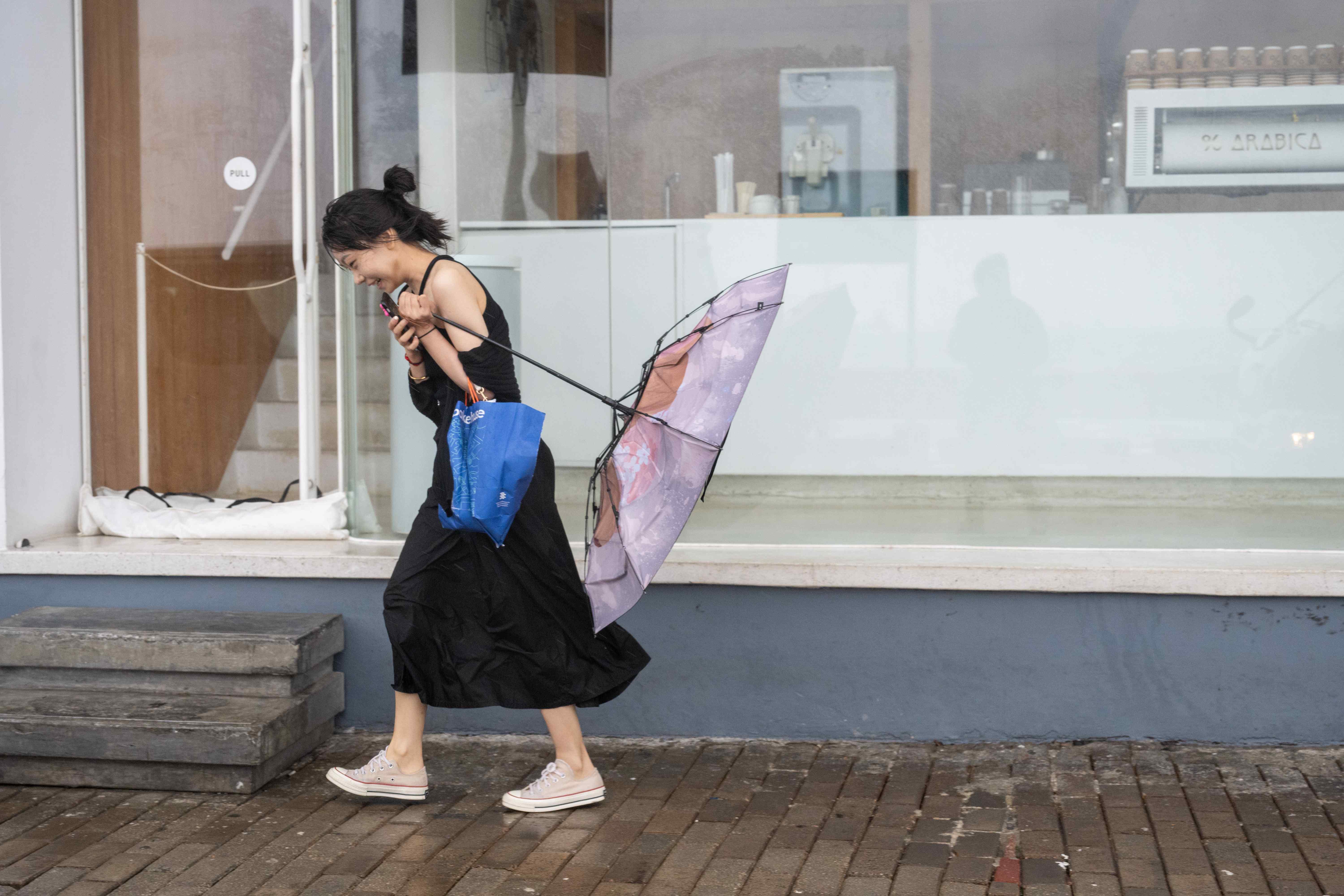 西環 颱風小犬襲港八號風球西環海旁情況 颱風 小犬