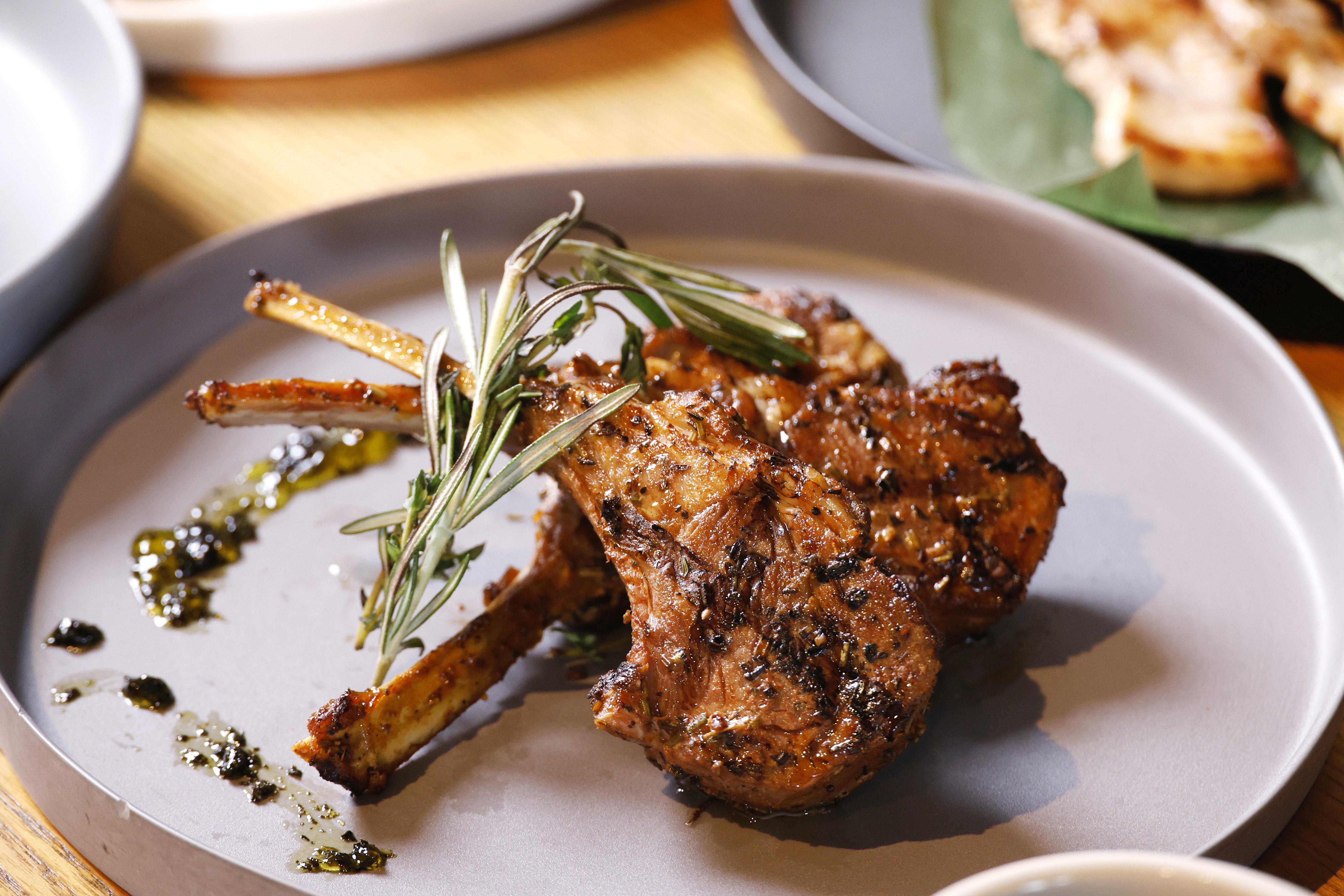 燒羊扒配迷迭香 (林俊源攝)