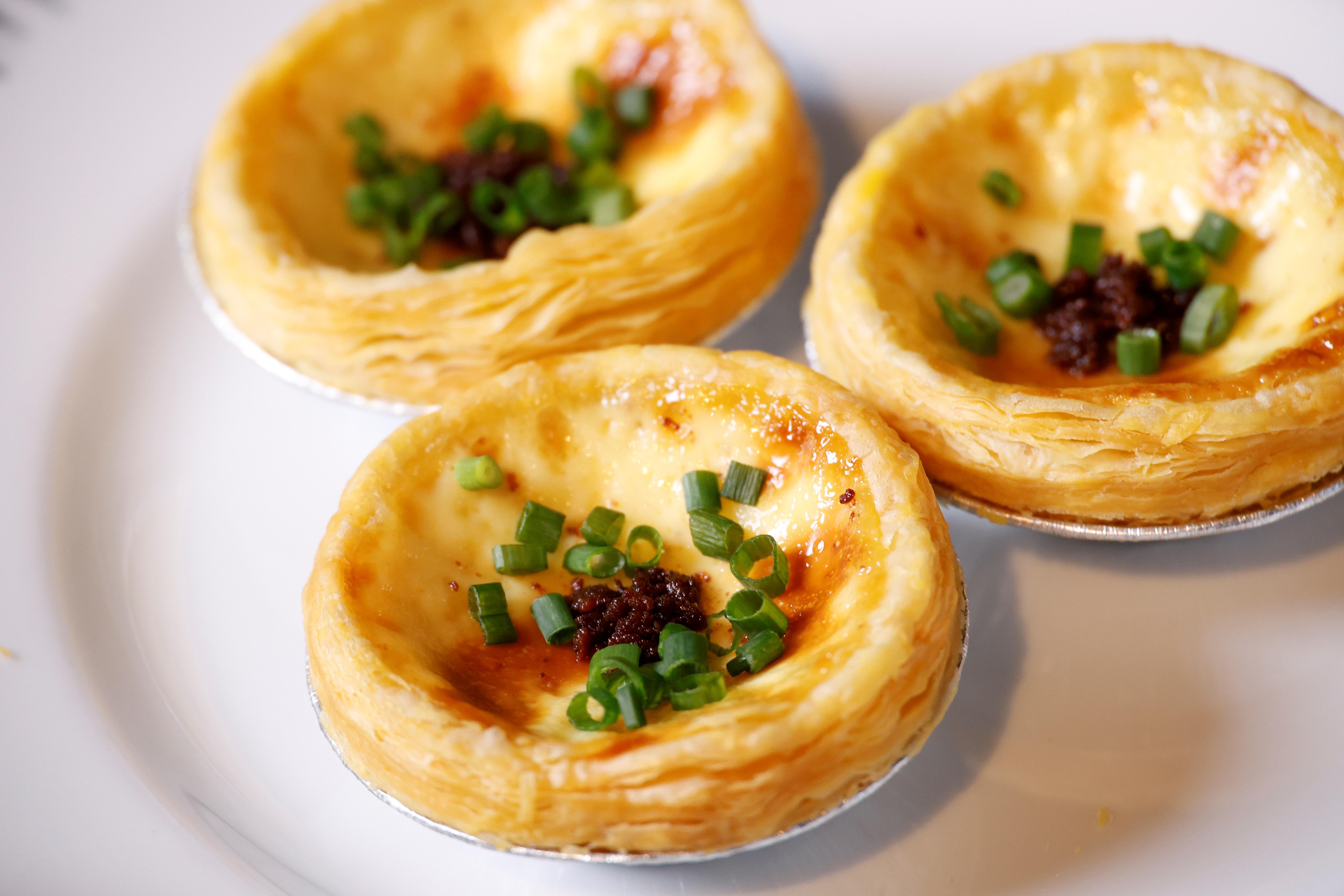 鵝肝腸蛋撻 / 臘腸蛋撻 (林俊源攝)