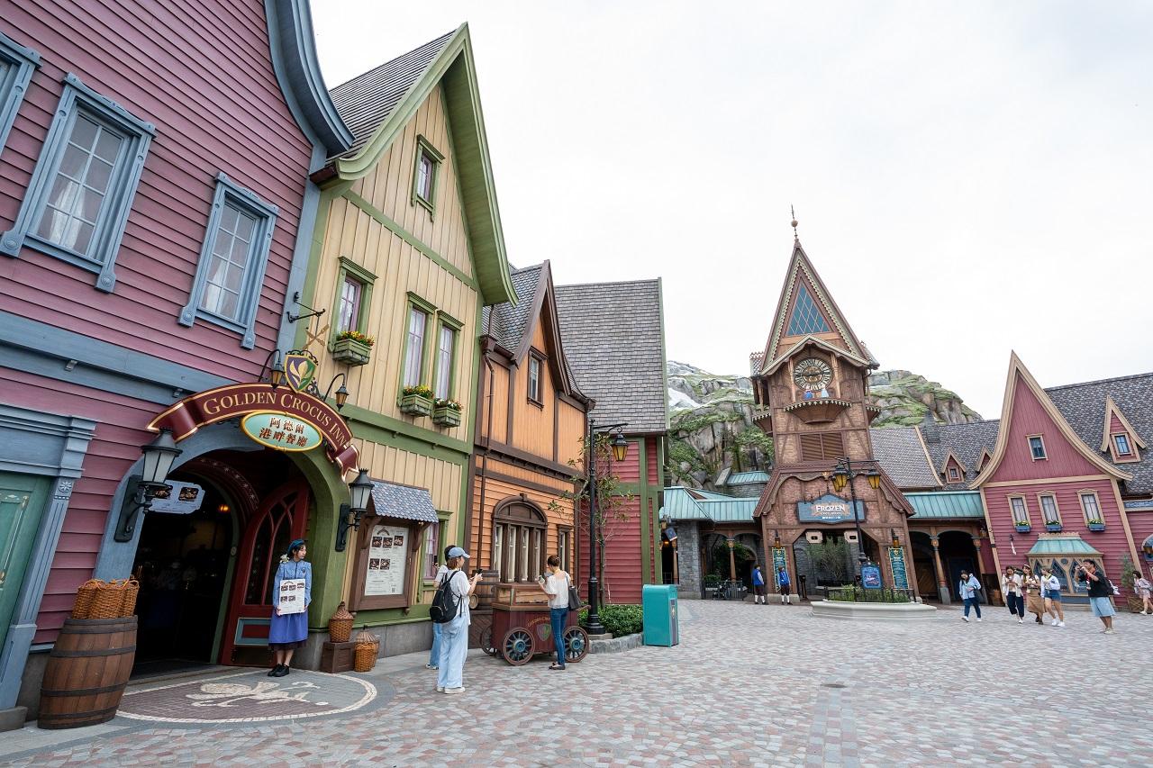 阿德爾小鎮的建築群,可感受濃濃尖屋頂、色彩繽紛的外牆、龍風格和不對稱建築等北歐風情。(陳奕釗攝)