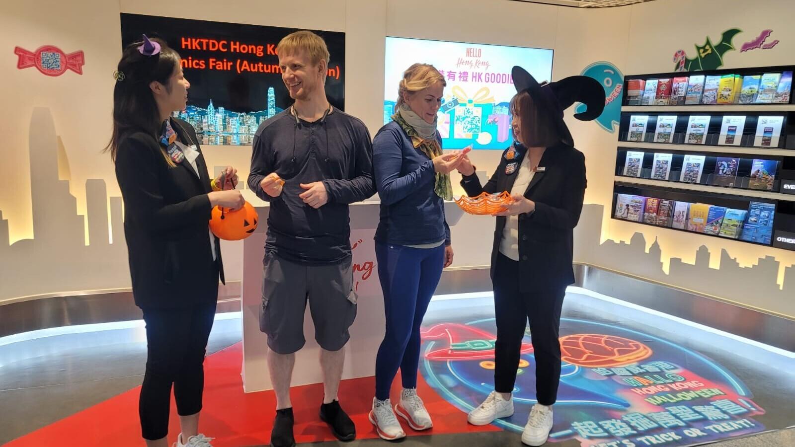 旅客可於旅客諮詢中心玩Trick or Treat。(旅發局提供)