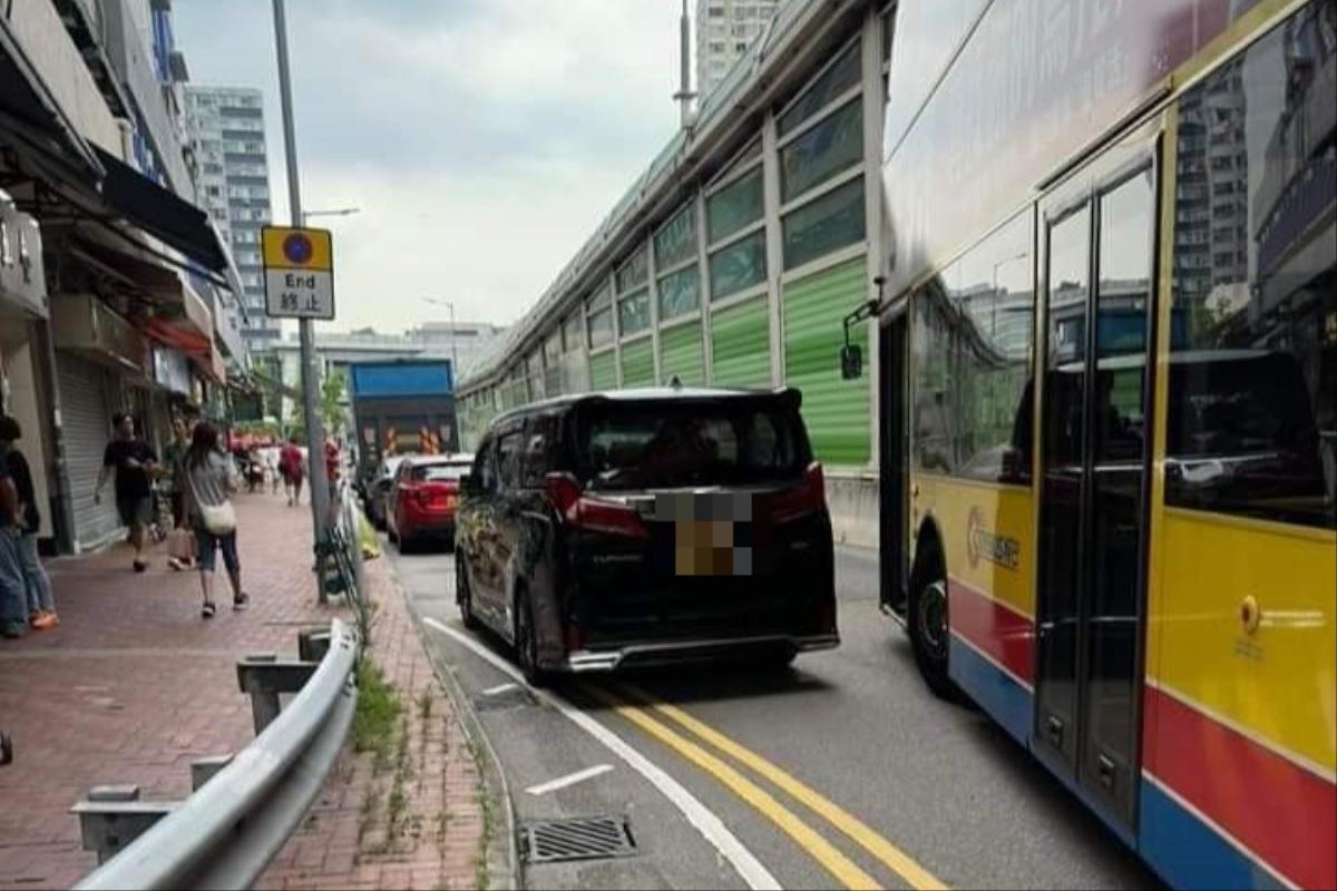 屯門青海圍違例泊車「例位」日前又有私家車阻礙巴士轉彎。(網上圖片)