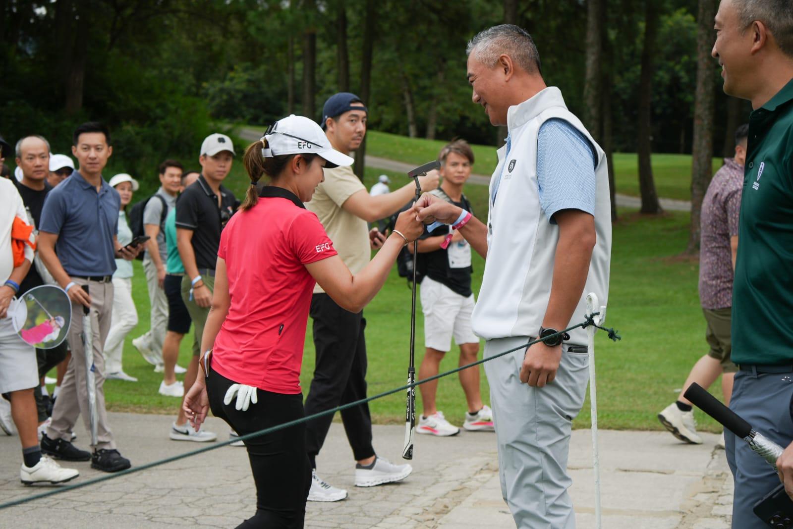 陳芷澄(左)及高爾夫球會會長郭永亮(李睿哲攝)