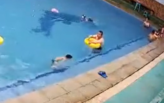 男孩翻身時水泡不慎鬆脫飄走,不諳水性的他在水中不停掙扎,一分多鐘後沈入水底沒有動靜。