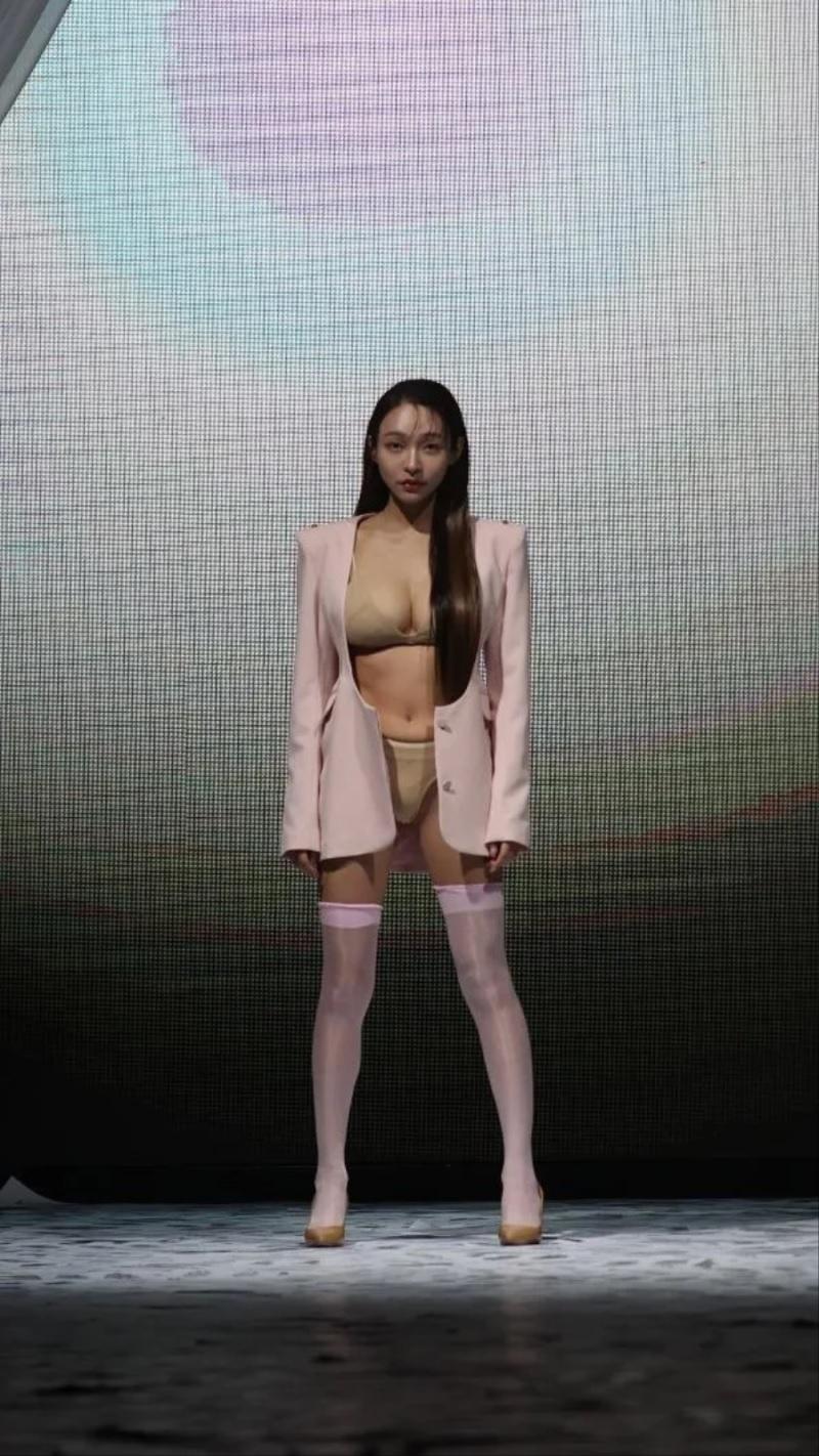 林襄穿肉色內衣行台北時裝周騷惹非議。(林襄IG)