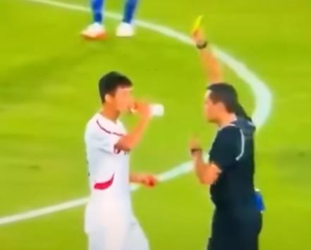 球證向北韓球員出示黃牌。(影片截圖)