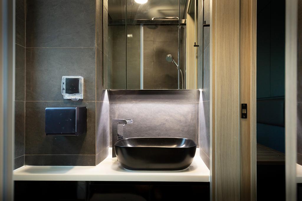 浴室主要以黑白灰色做配搭