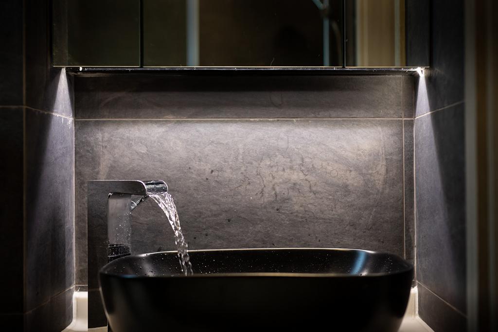 浴室主要以黑白灰色做配搭