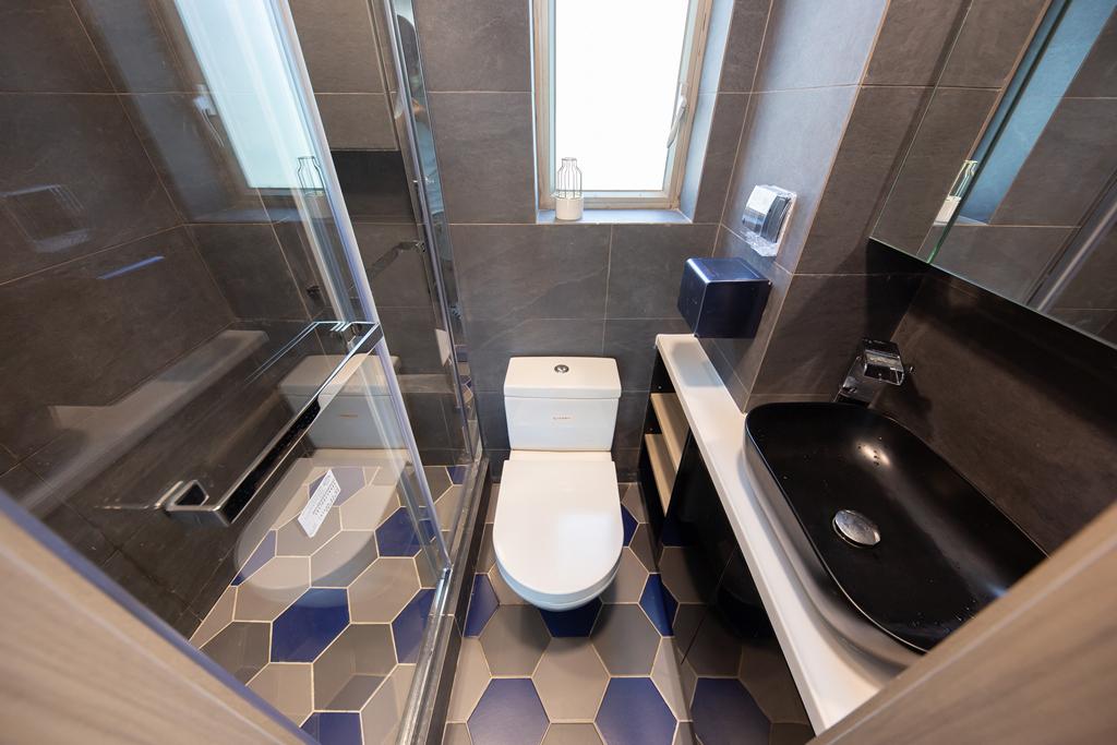 浴室地板鋪上六角形磚,營造層次感