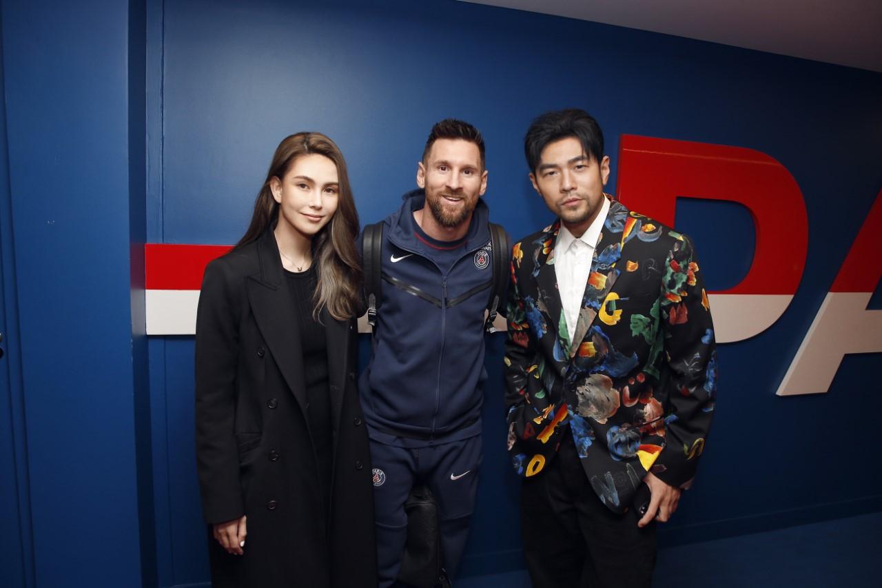 周杰倫於《頭文字D》電影版飾藤原拓海,去年他與美斯合照。(周杰倫 FB)