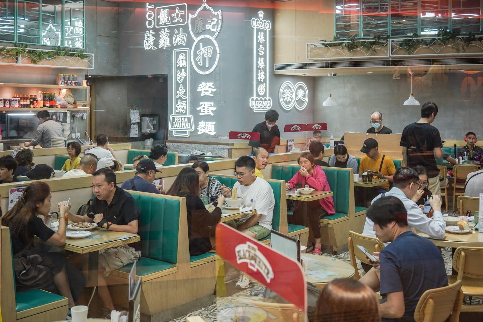 颱風小犬|8號風球過後,不少市民出外光顧食肆。(李睿哲攝)