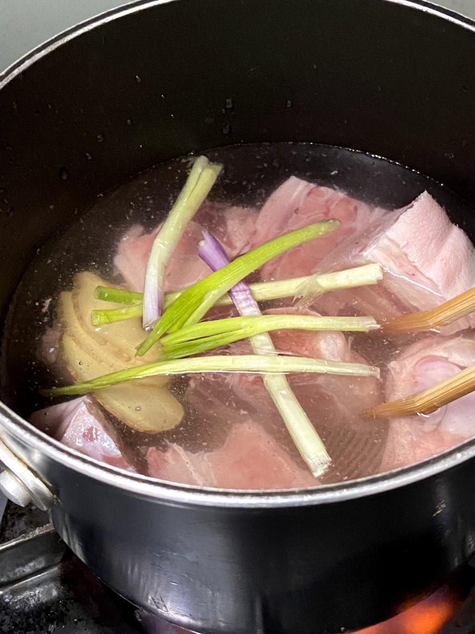 白雲豬手食譜│將豬手連薑、葱和八角加入煲中,加水過面,開火,水滾後收細火煲30分鐘。