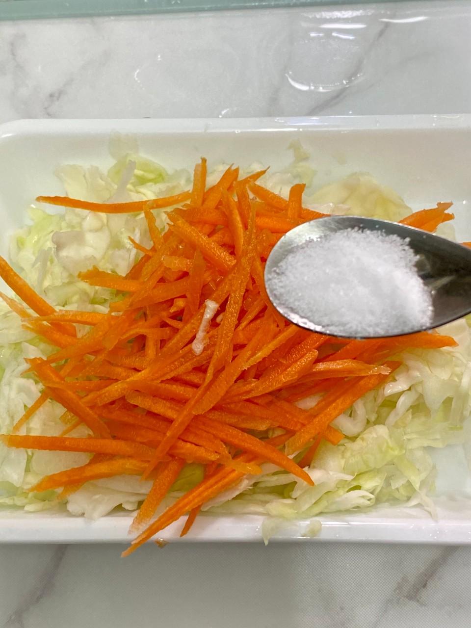 1. 椰菜和甘筍刨絲,加少許鹽、糖和醋醃10分鐘,擠乾水。