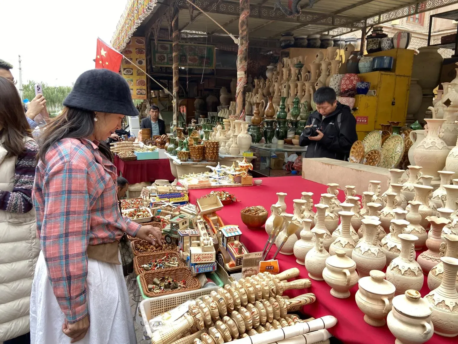 喀什古城大街隨處可見販售花盆玉器等各式手工藝品。(圖/李宗芳攝)