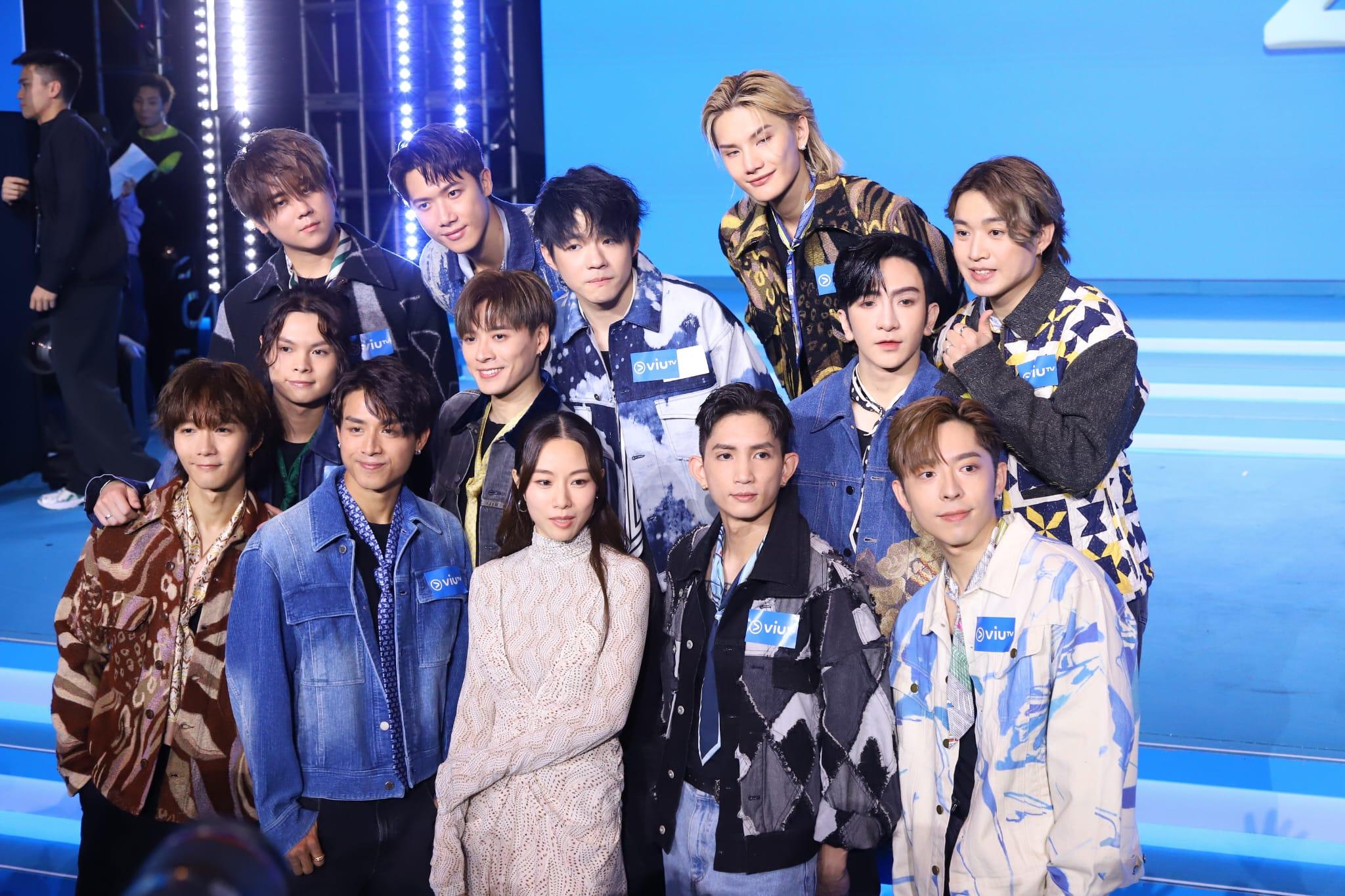 MIRROR的呂爵安在鄧麗欣受訪時搭嘴,MIRROR與Stephy久別重逢大合照。(羅錦鴻攝)