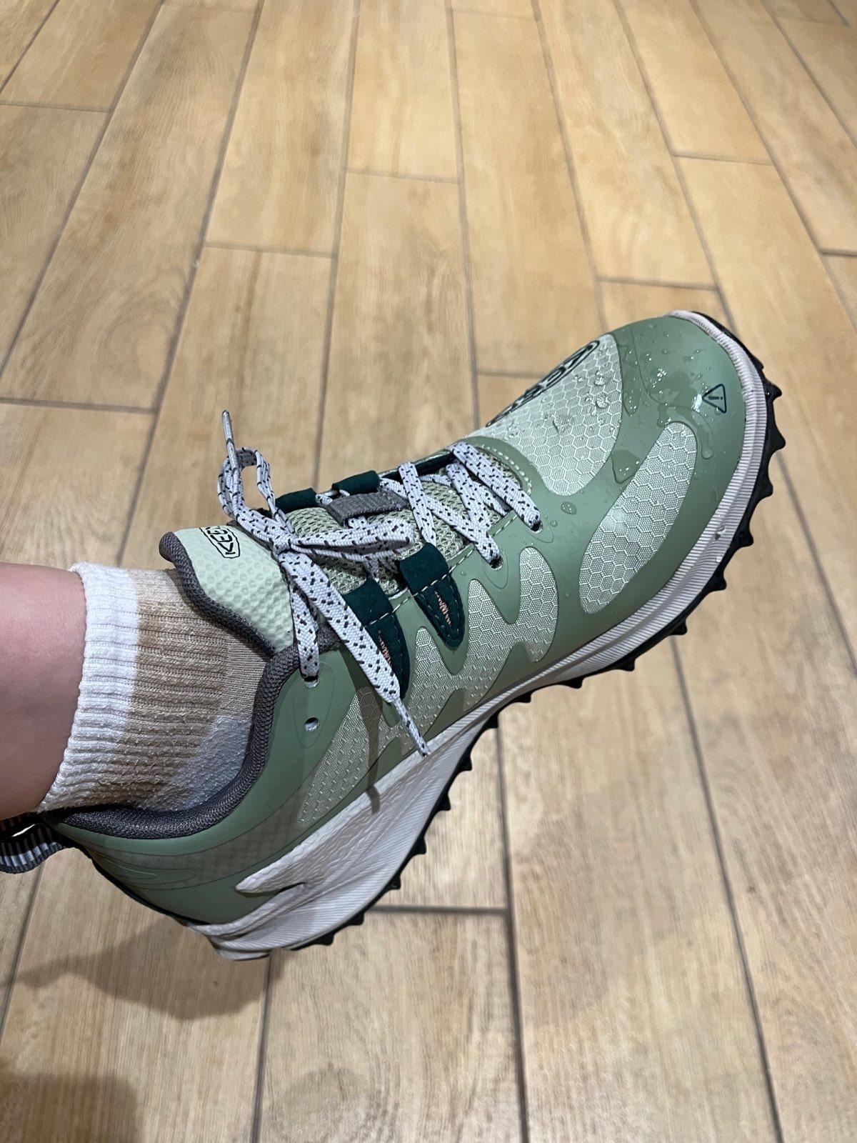 行山鞋實測|KEEN ZIONIC WP 防水透氣薄膜,如圖可見鞋面的水珠完全入侵不了。