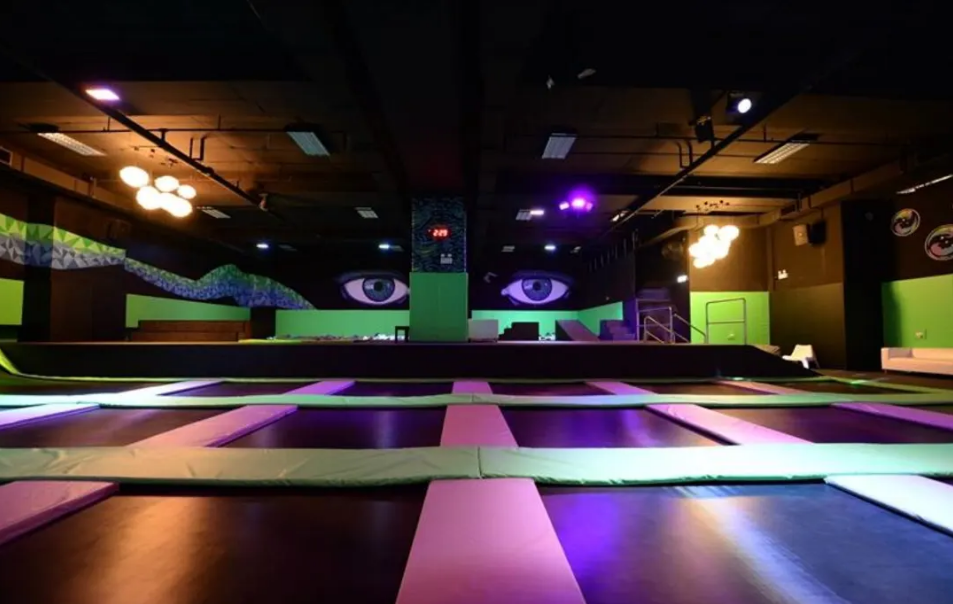 港島最大型室內彈床樂園 Ryze Hong Kong