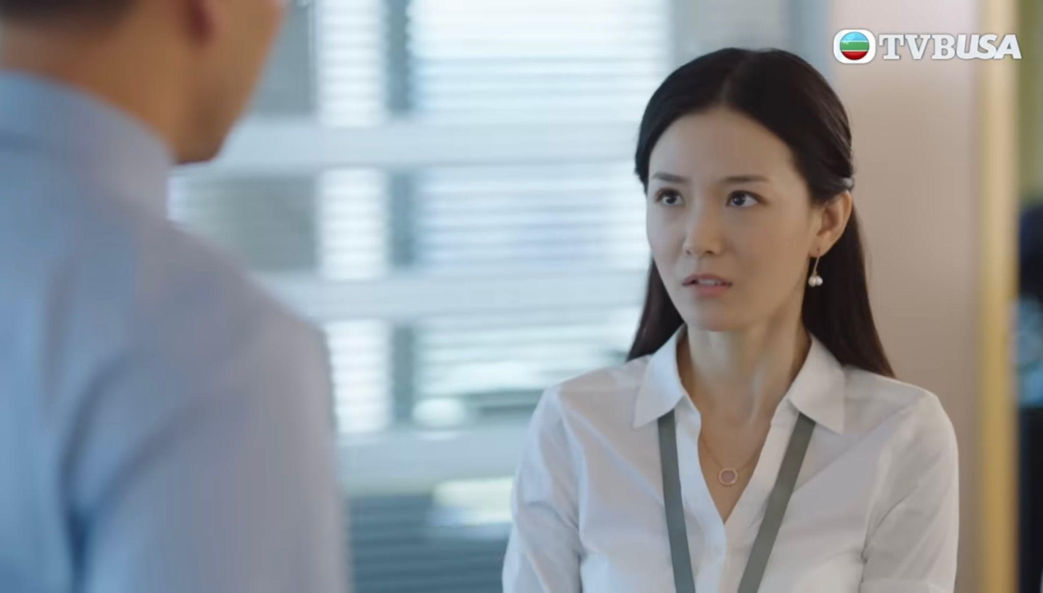 香港人在北京|徐港仁(陳展鵬飾)向秘書小莉(姚筱筱飾)提出需要尿袋,後者以為他腎虧。(香港人在北京截圖)