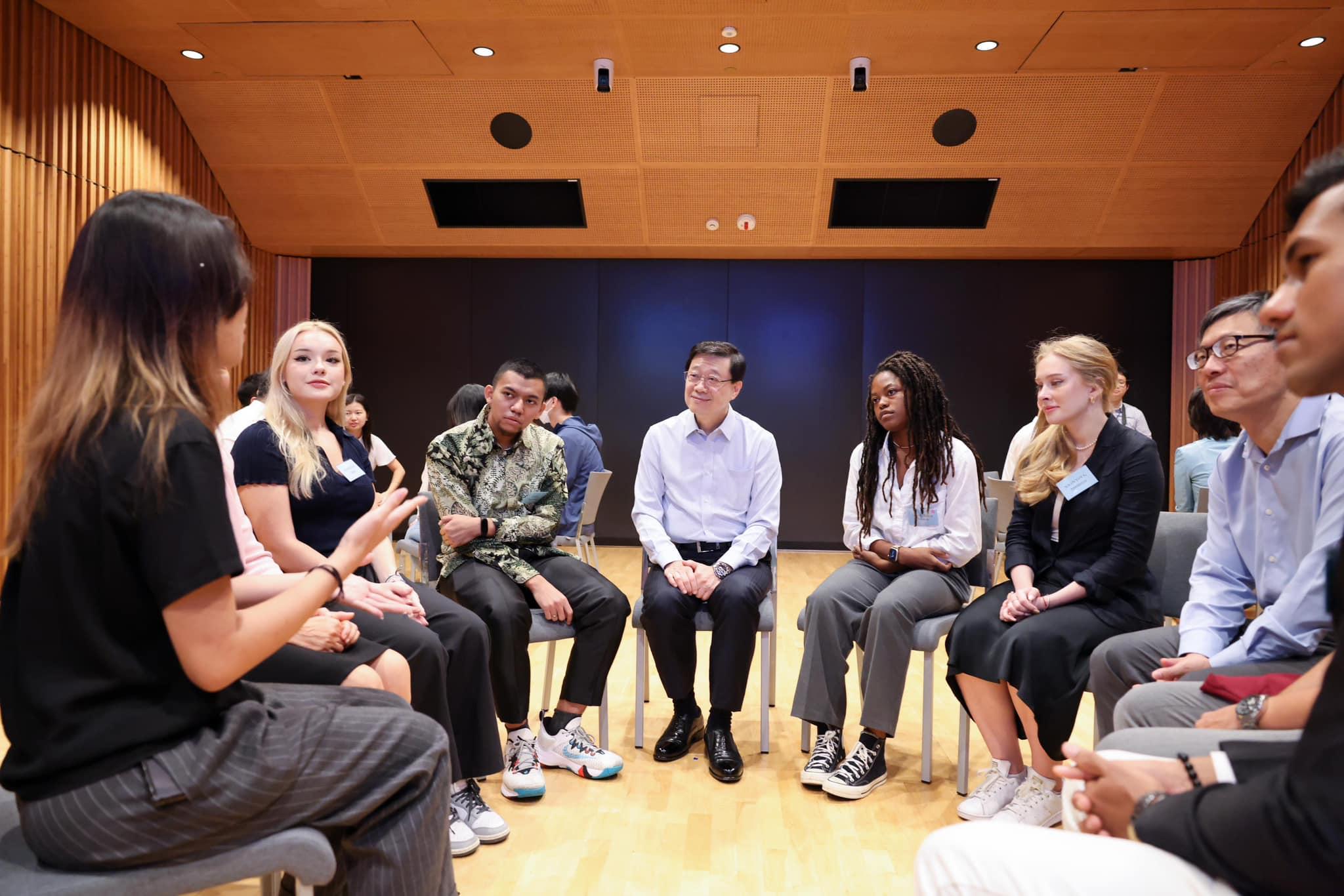 施政報告2023|李家超與外國學生交流 指研究建設國際專上教育樞紐 (@fb 李家超 John KC Lee)